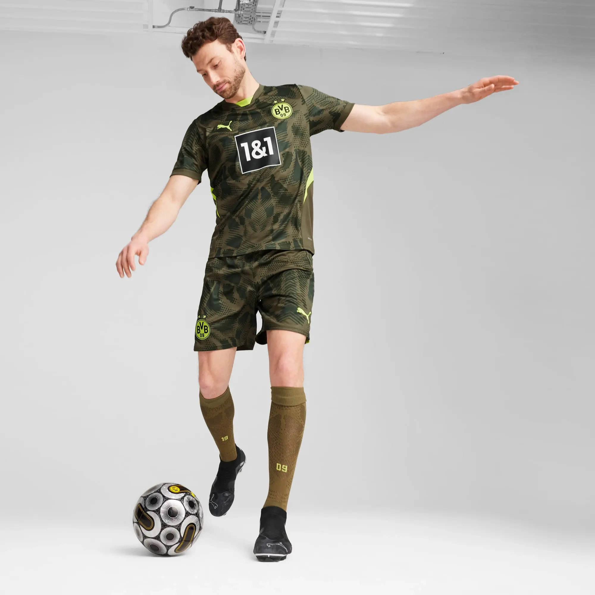 PUMA Borussia Dortmund 24/25 Goalkeeper Short Sleeve Jersey Men, Olive Drab/Myrtle
