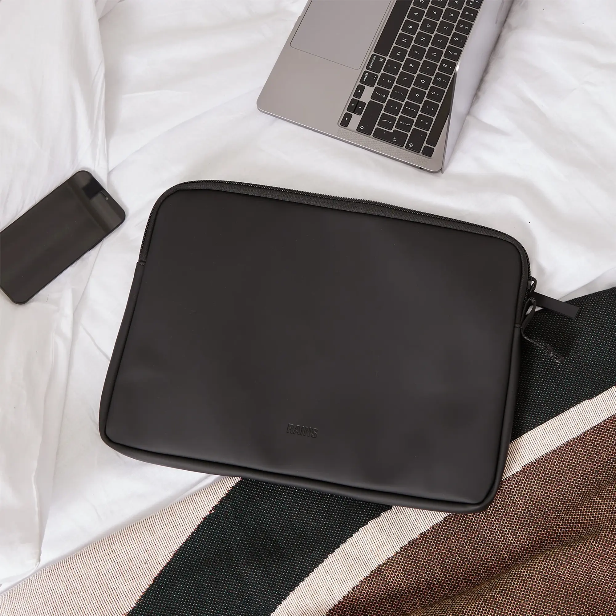 Rains Trail 16 Laptop Case, Black