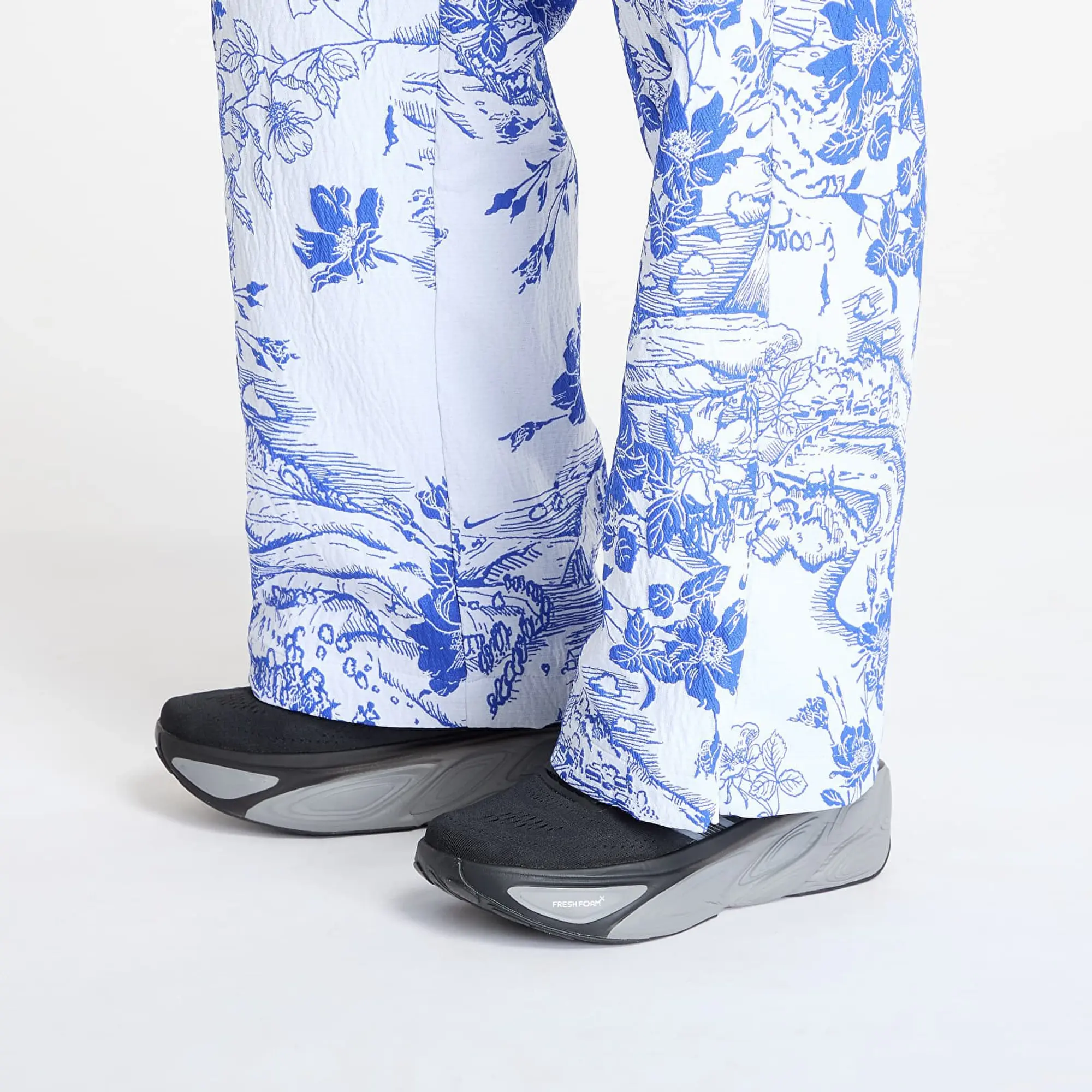 Pants Nike Sportswear Collection Women's Mid-Rise Jacquard Track Pants White/ Hyper Royal/ White S