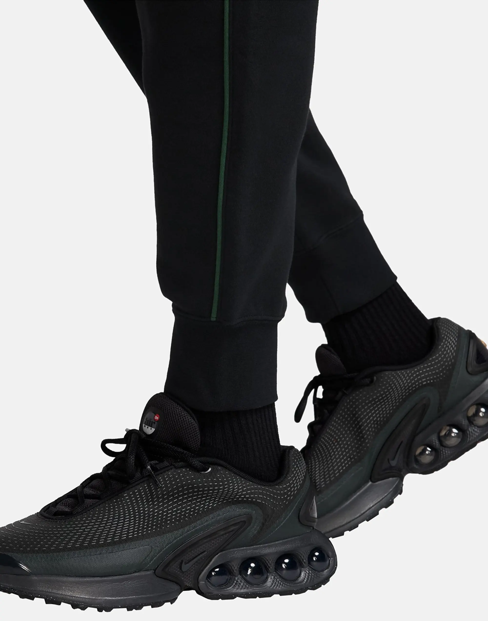 Men's Nike Swoosh Air Cargo Fleece Pants in Black