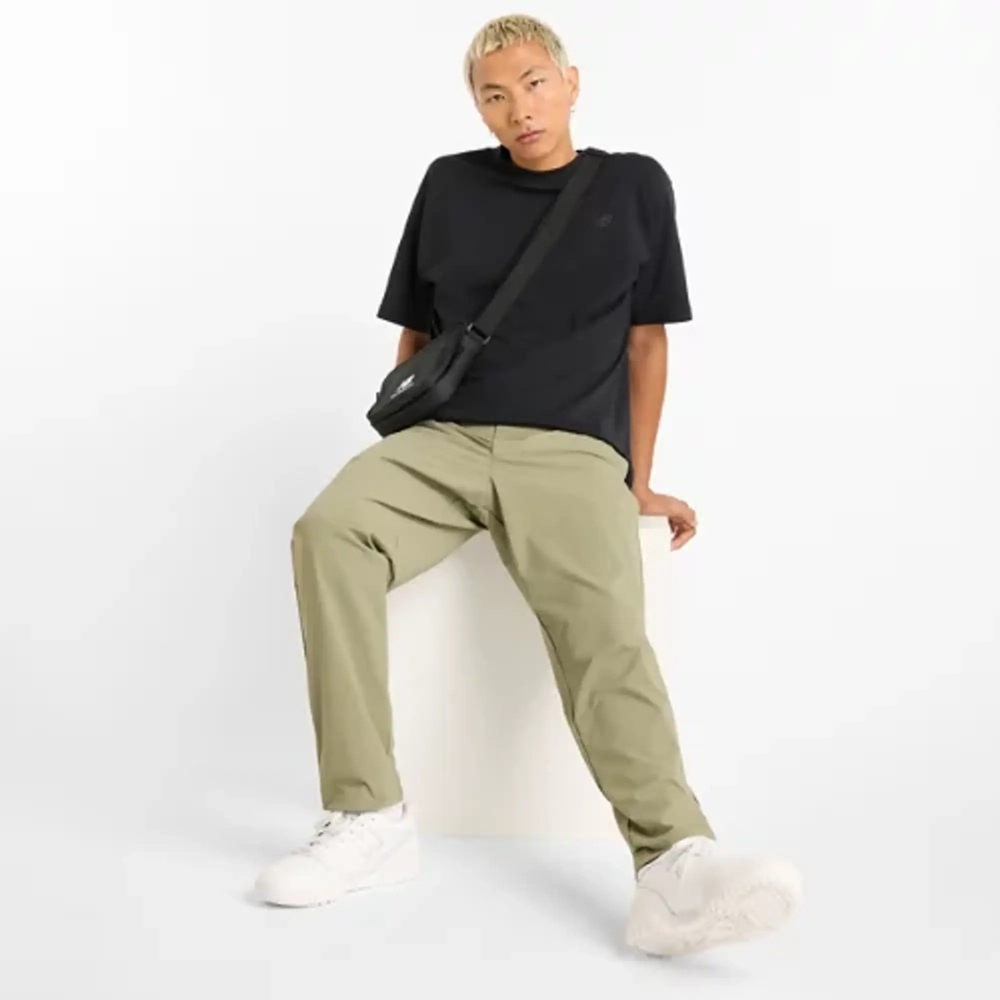 New Balance Men's Athletics Ripstop Standard Tapered Pant 30" in Green Polywoven