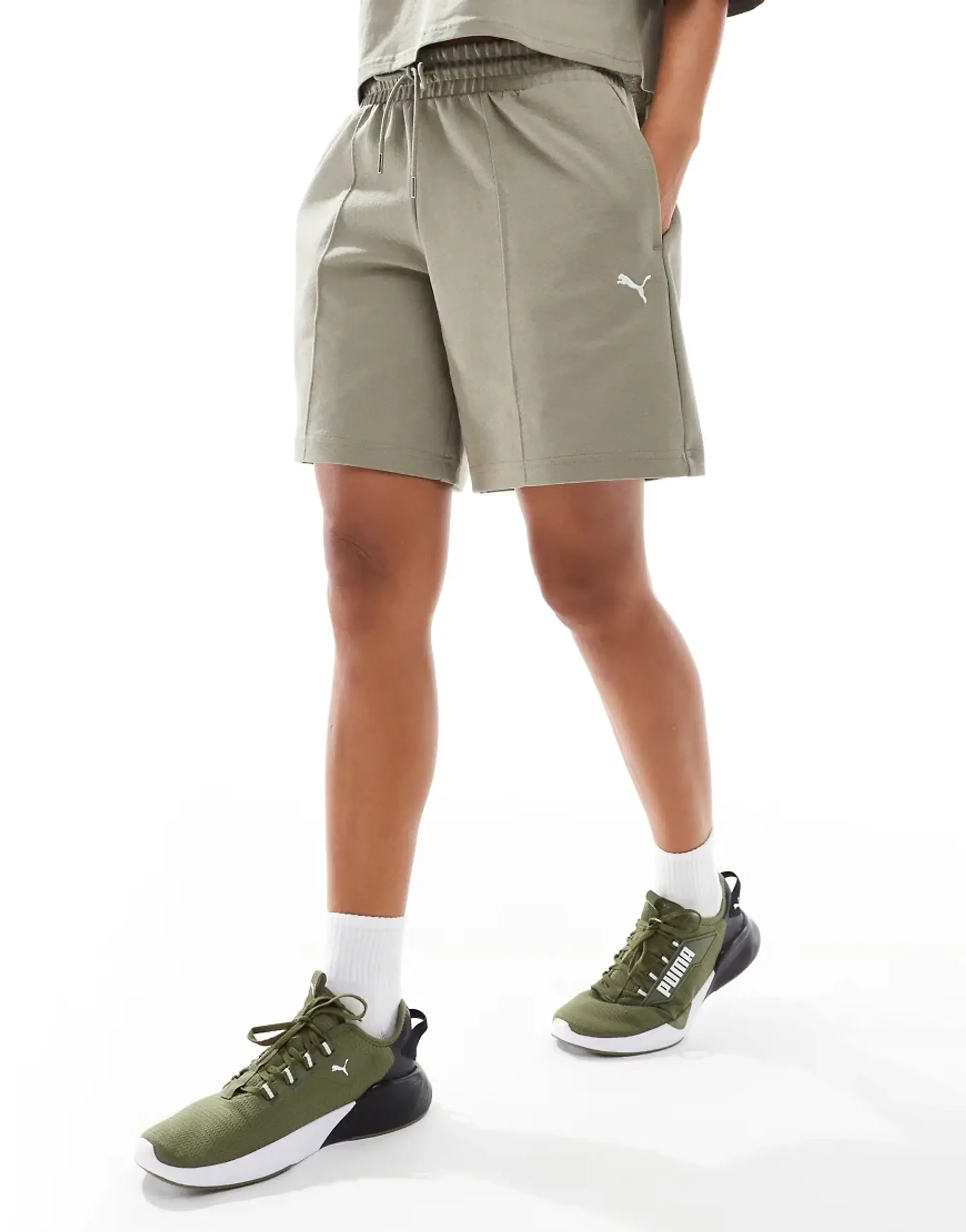 PUMA Wardrobe Ess Relaxed Long Line 8 Shorts Women, Velvet Moss