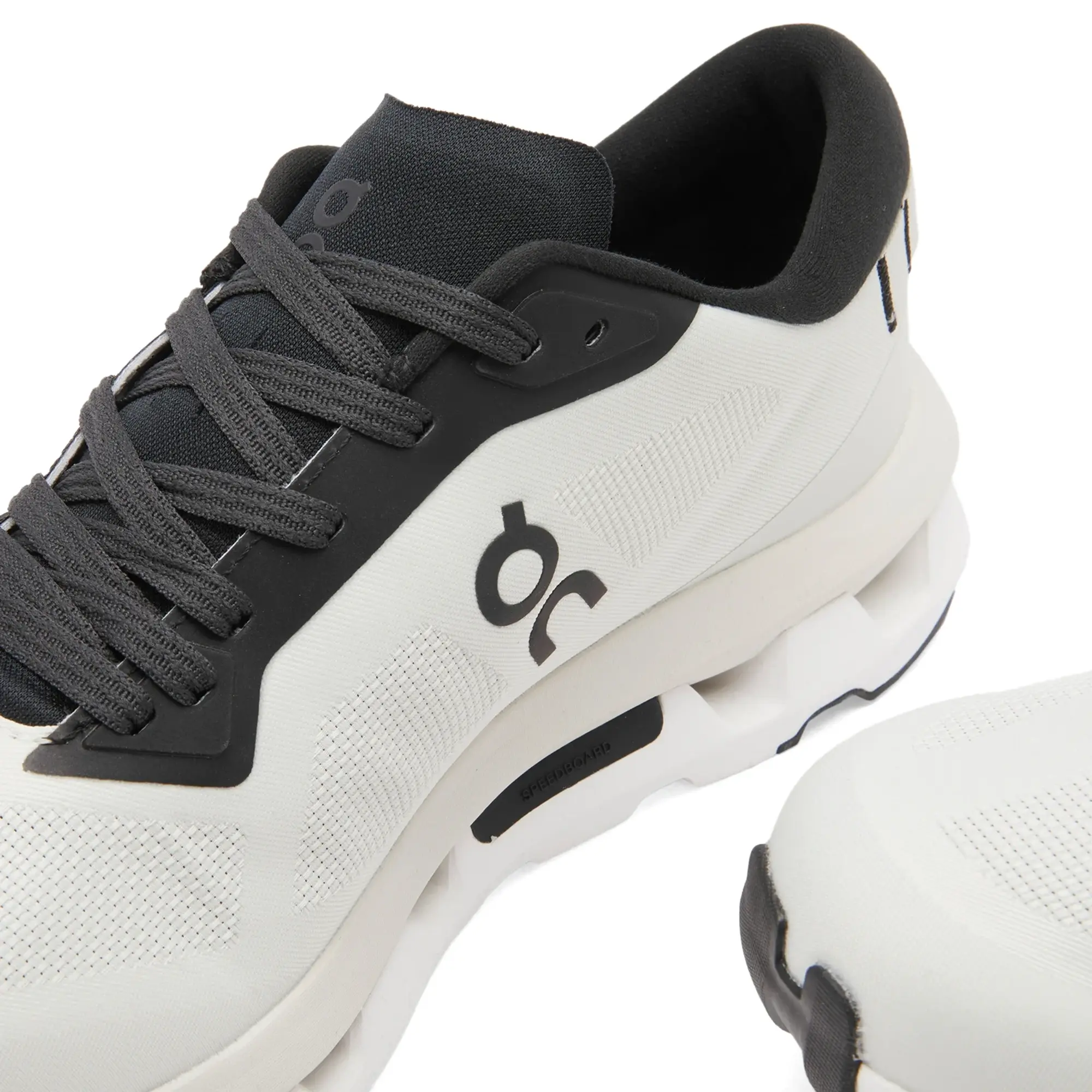 ON Women's CloudzON Women'se Sneaker Ice/Black