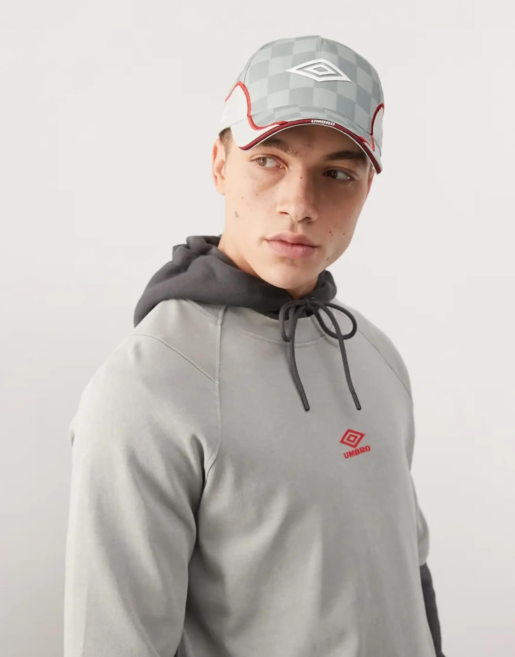 Umbro Panelled Logo Cap In Silver And Red