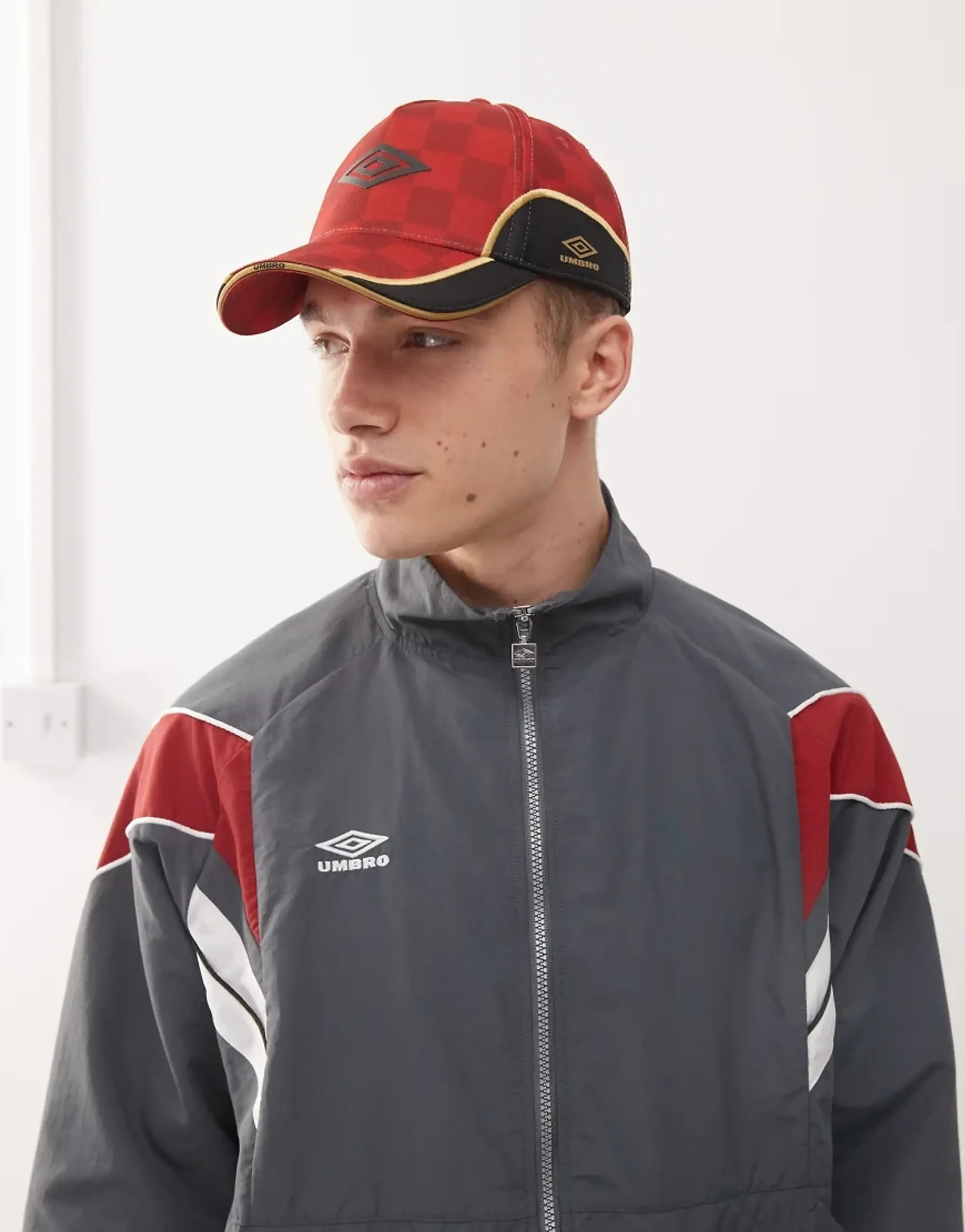 Umbro Panelled Logo Cap In Red And Black