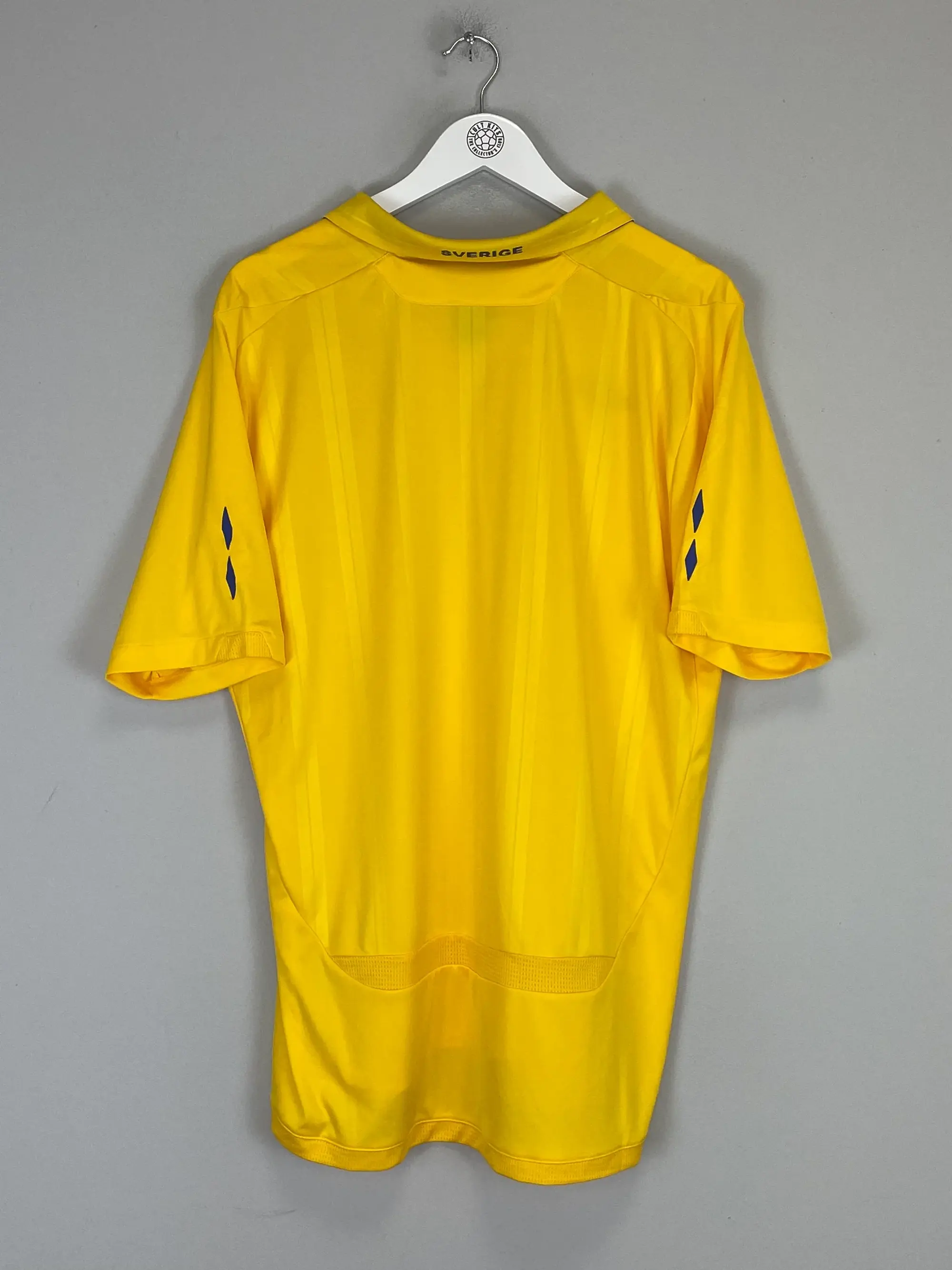 CULT KITS - 2009/10 SWEDEN HOME SHIRT (XL) UMBRO