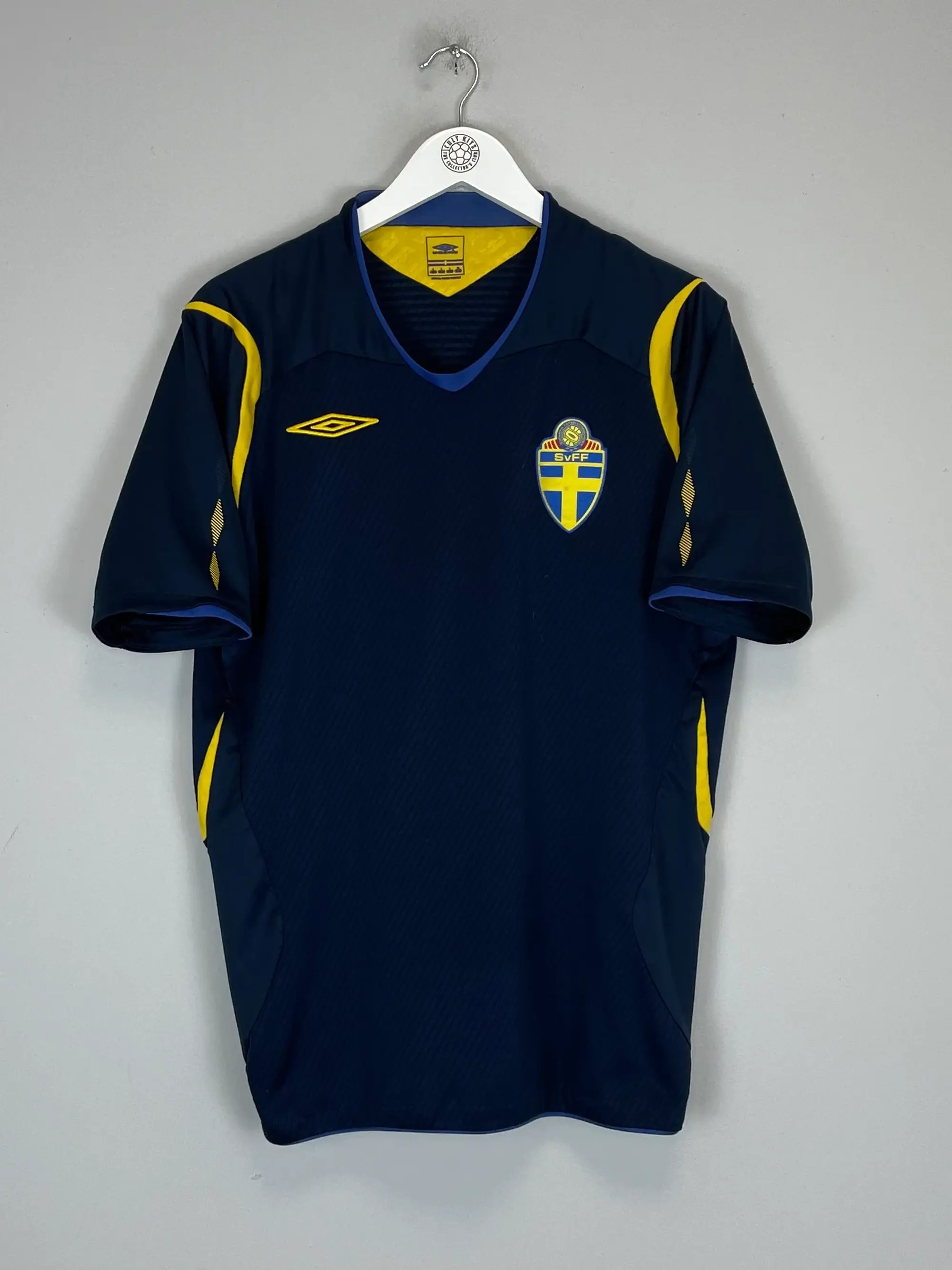 CULT KITS - 2008/10 SWEDEN AWAY SHIRT (L) UMBRO