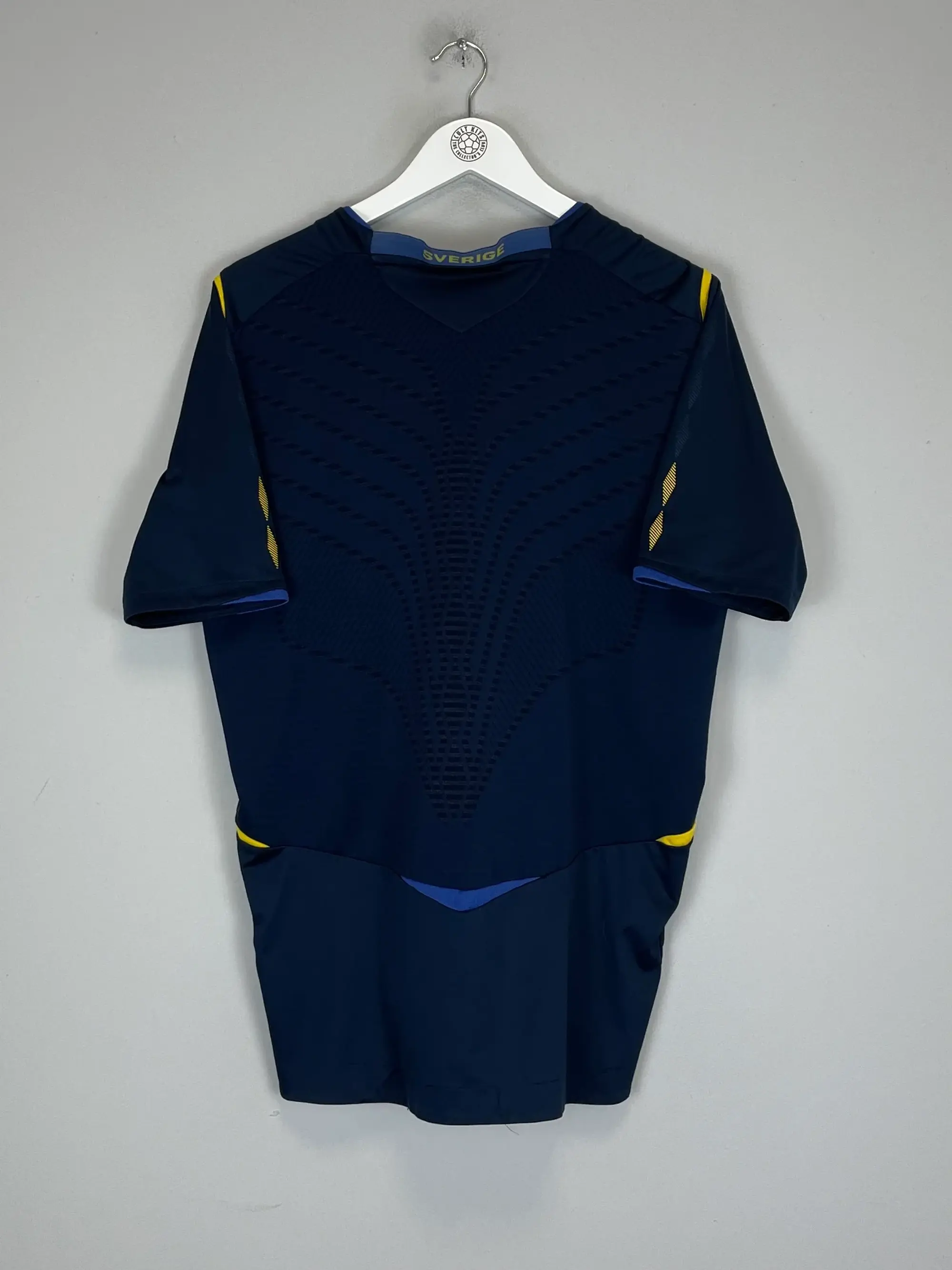 CULT KITS - 2008/10 SWEDEN AWAY SHIRT (L) UMBRO