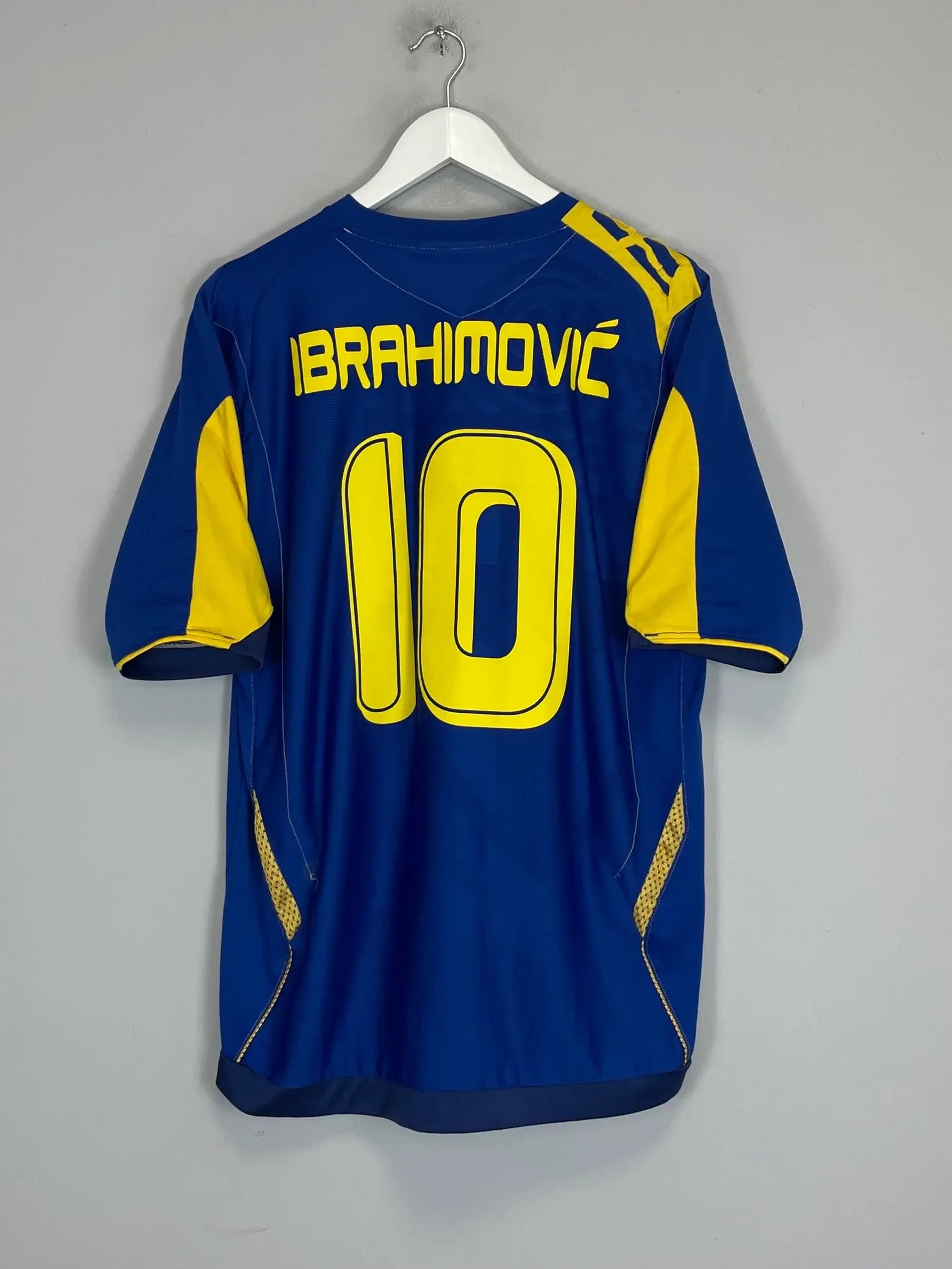 CULT KITS - 2006/08 SWEDEN IBRAHIMOVIC #10 AWAY SHIRT (M) UMBRO