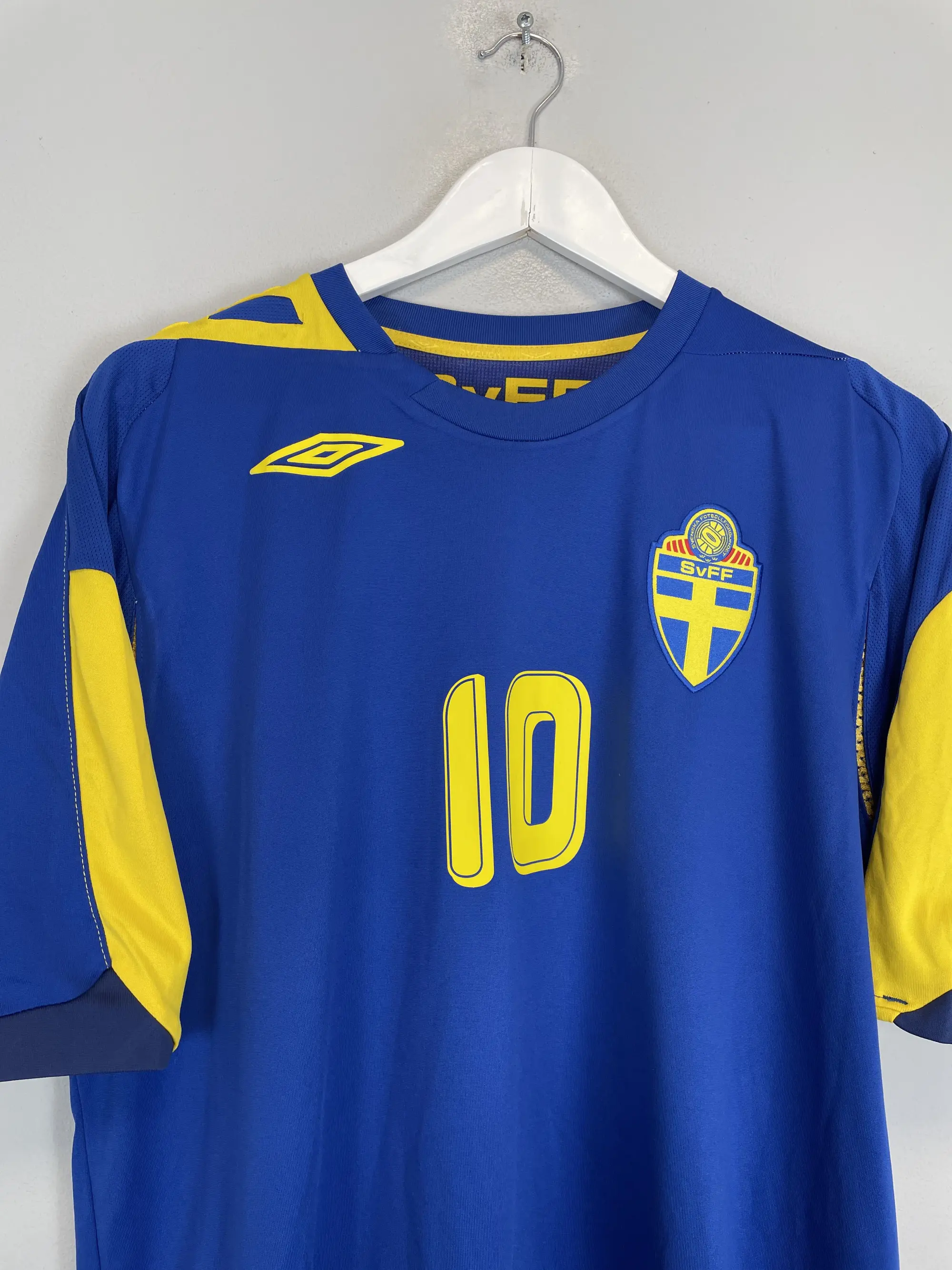 CULT KITS - 2006/08 SWEDEN IBRAHIMOVIC #10 AWAY SHIRT (M) UMBRO