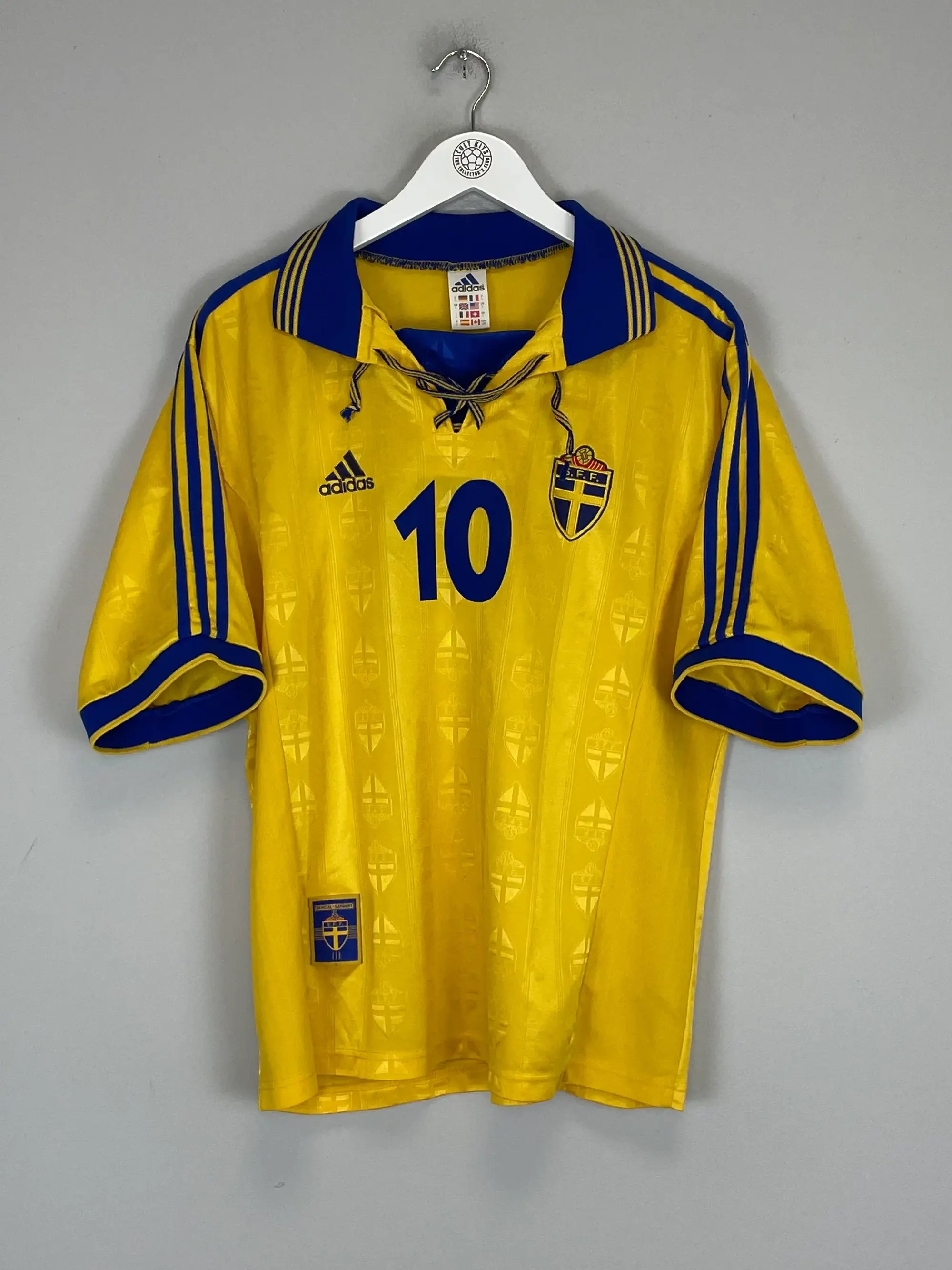 CULT KITS - 1998/99 SWEDEN #10 HOME SHIRT (L) ADIDAS