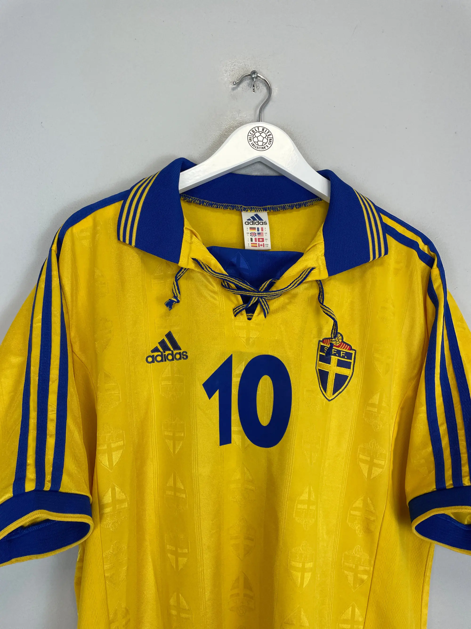 CULT KITS - 1998/99 SWEDEN #10 HOME SHIRT (L) ADIDAS