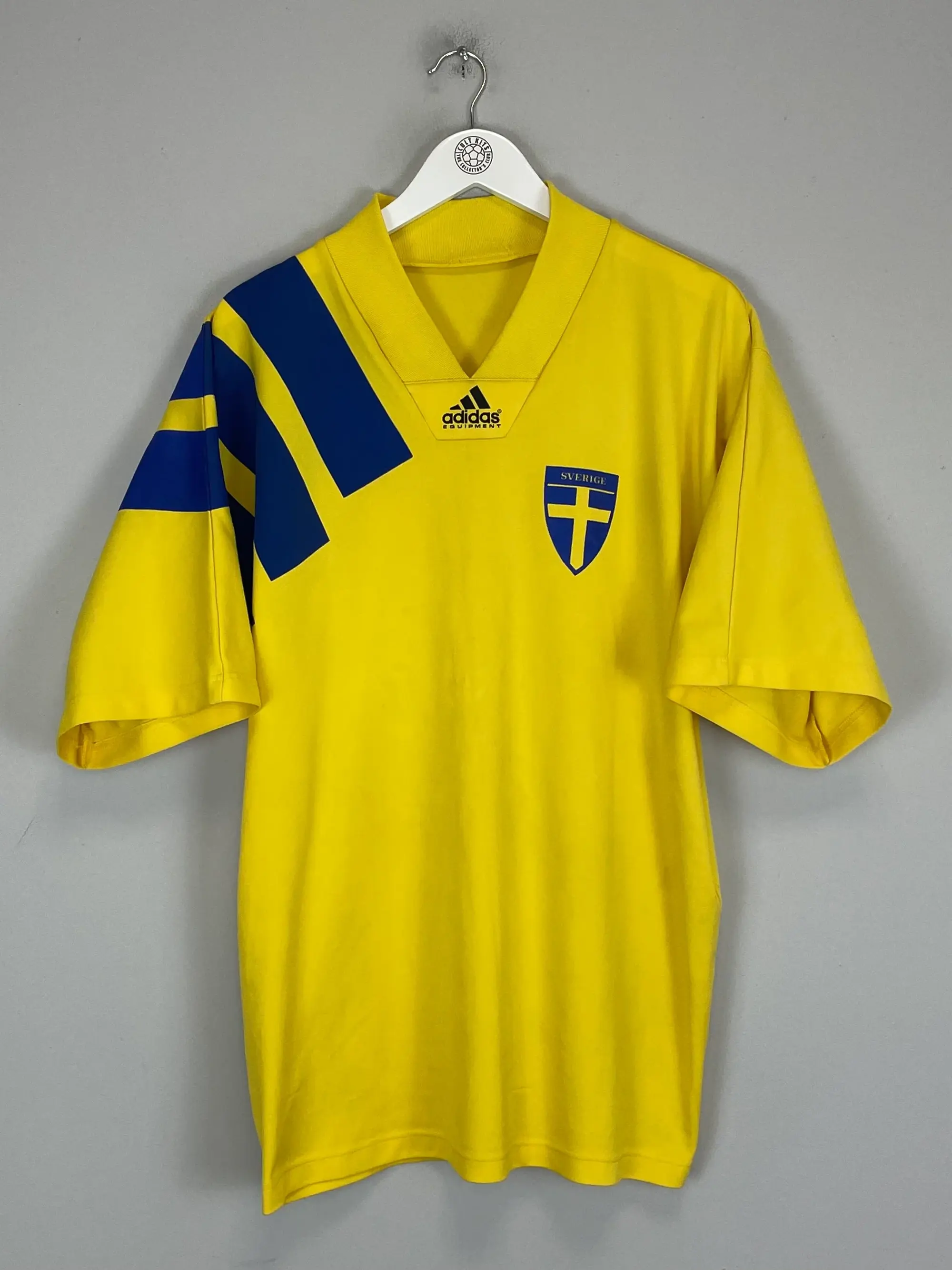 CULT KITS - 1992/94 SWEDEN HOME SHIRT (L) ADIDAS