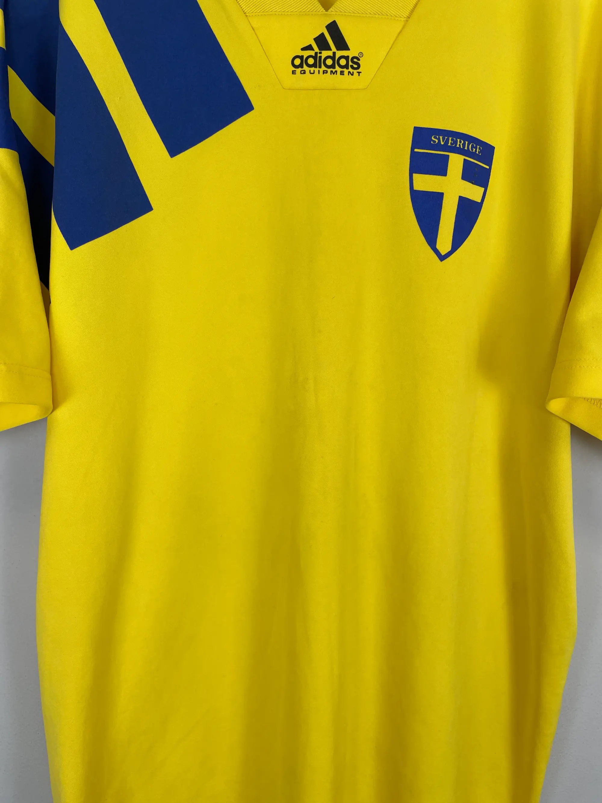 CULT KITS - 1992/94 SWEDEN HOME SHIRT (L) ADIDAS