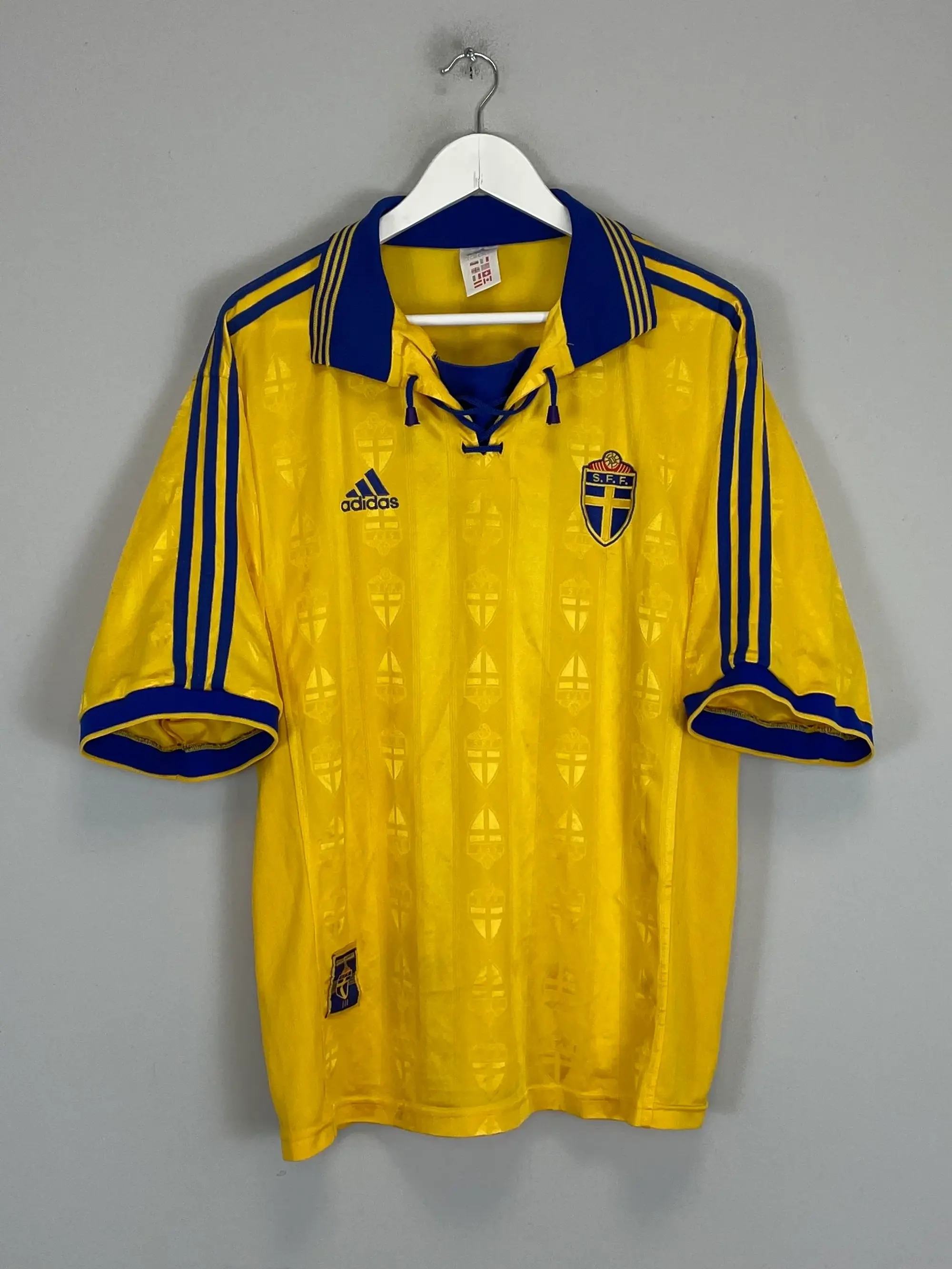 CULT KITS - 1998/99 SWEDEN HOME SHIRT (XL) ADIDAS