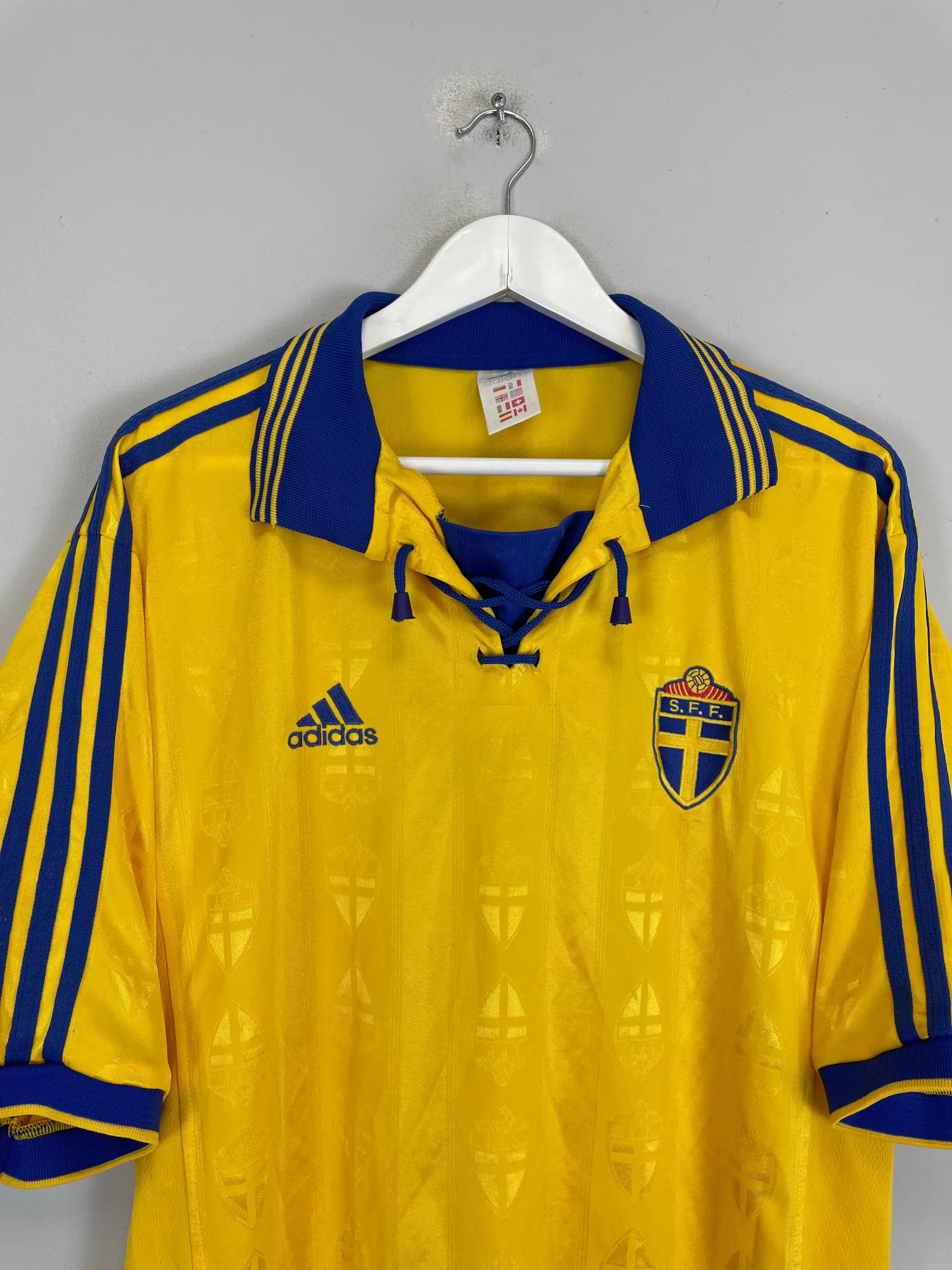 CULT KITS - 1998/99 SWEDEN HOME SHIRT (XL) ADIDAS