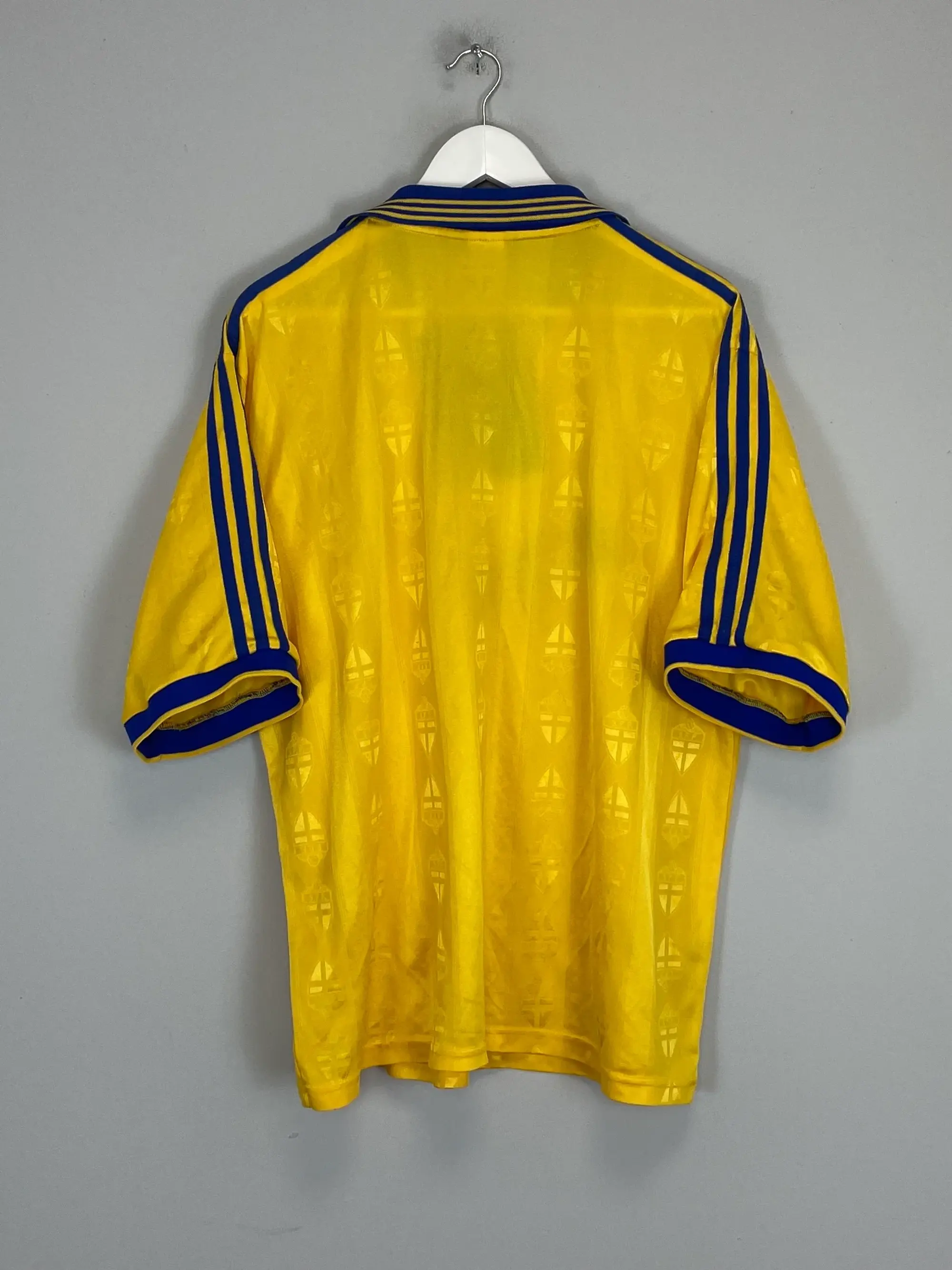 CULT KITS - 1998/99 SWEDEN HOME SHIRT (XL) ADIDAS