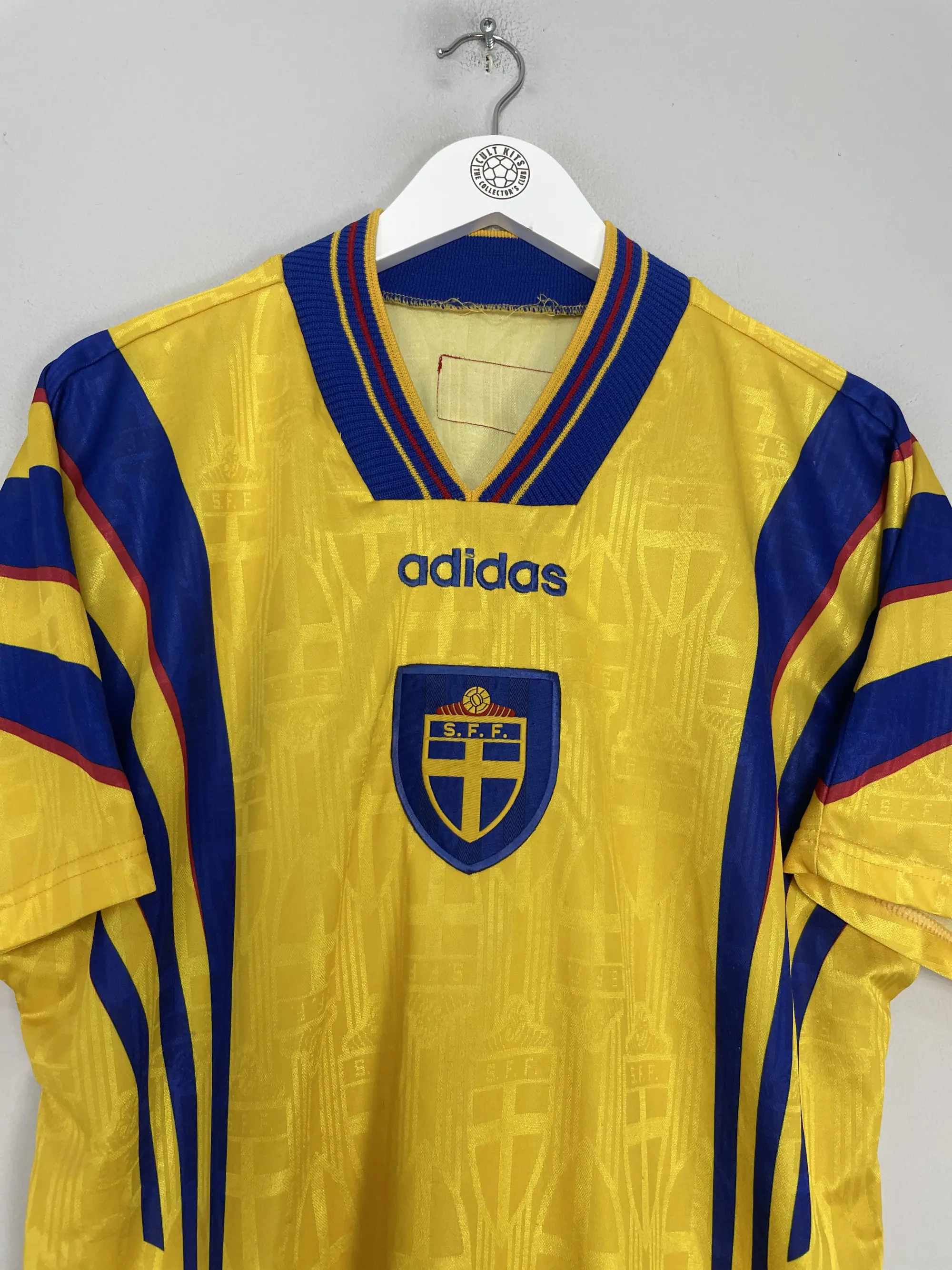 CULT KITS - 1996/98 SWEDEN HOME SHIRT (L) ADIDAS