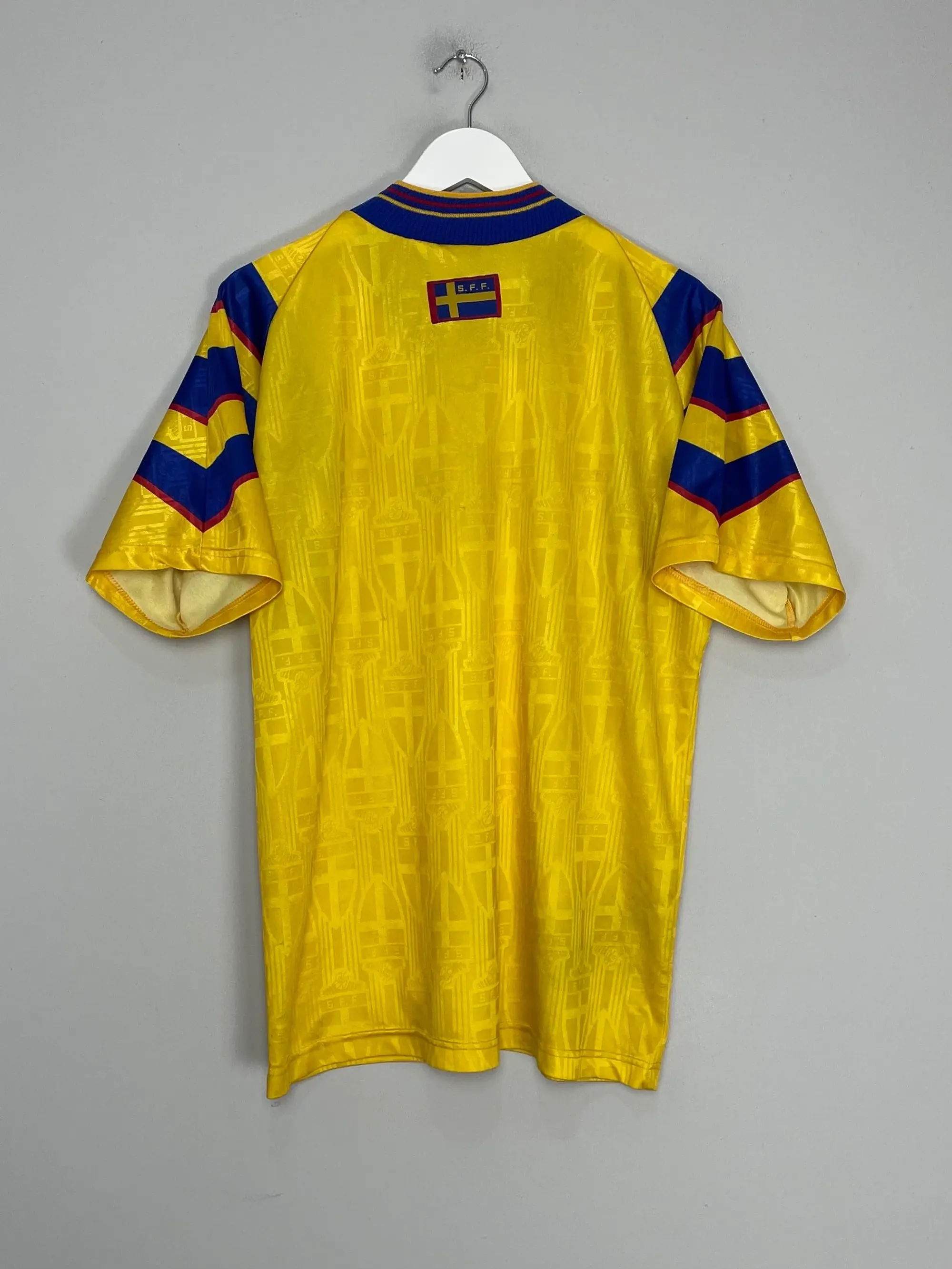 CULT KITS - 1996/98 SWEDEN HOME SHIRT (L) ADIDAS