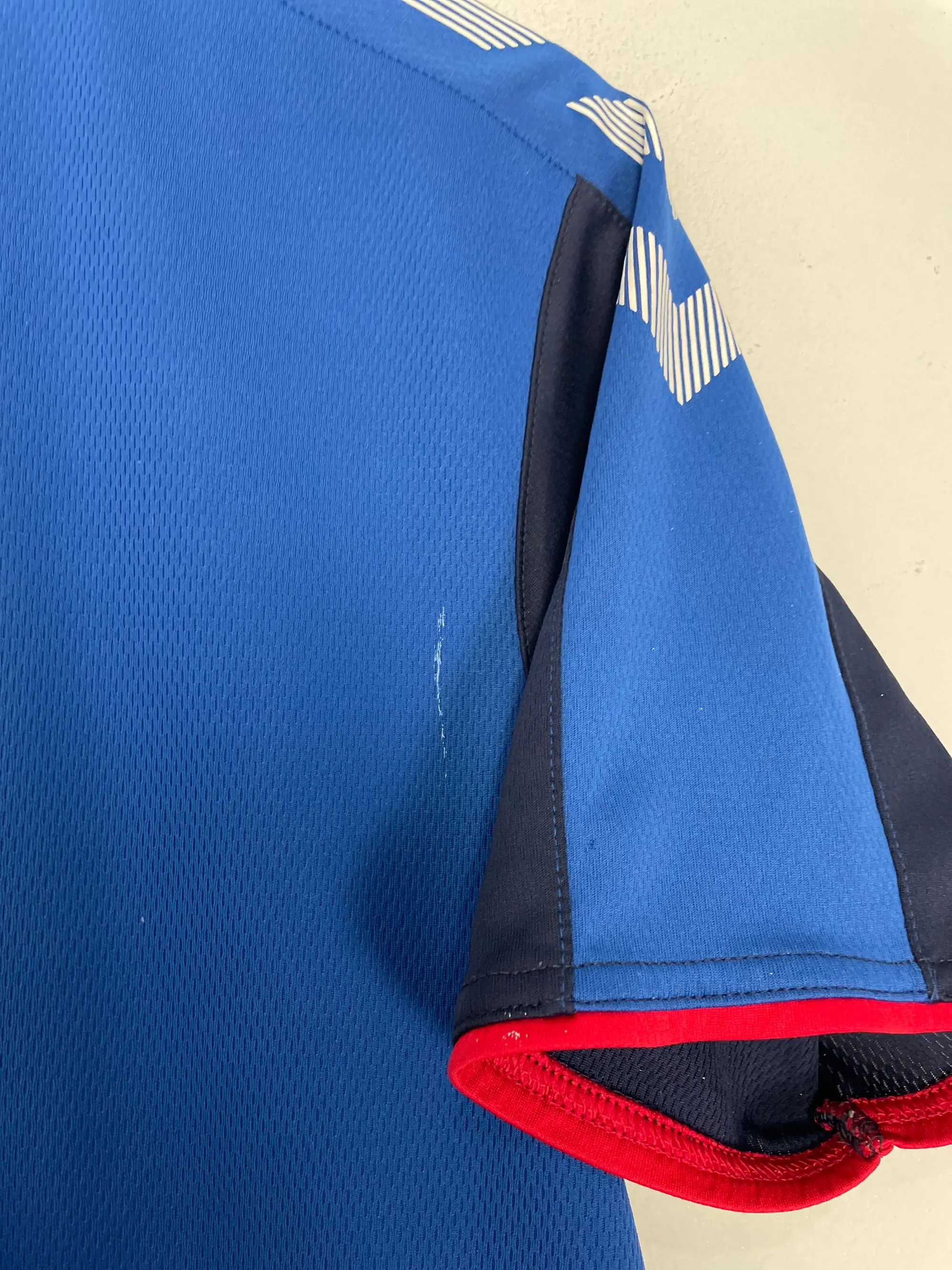 CULT KITS - 2018/19 RANGERS TRAINING SHIRT (S) HUMMEL