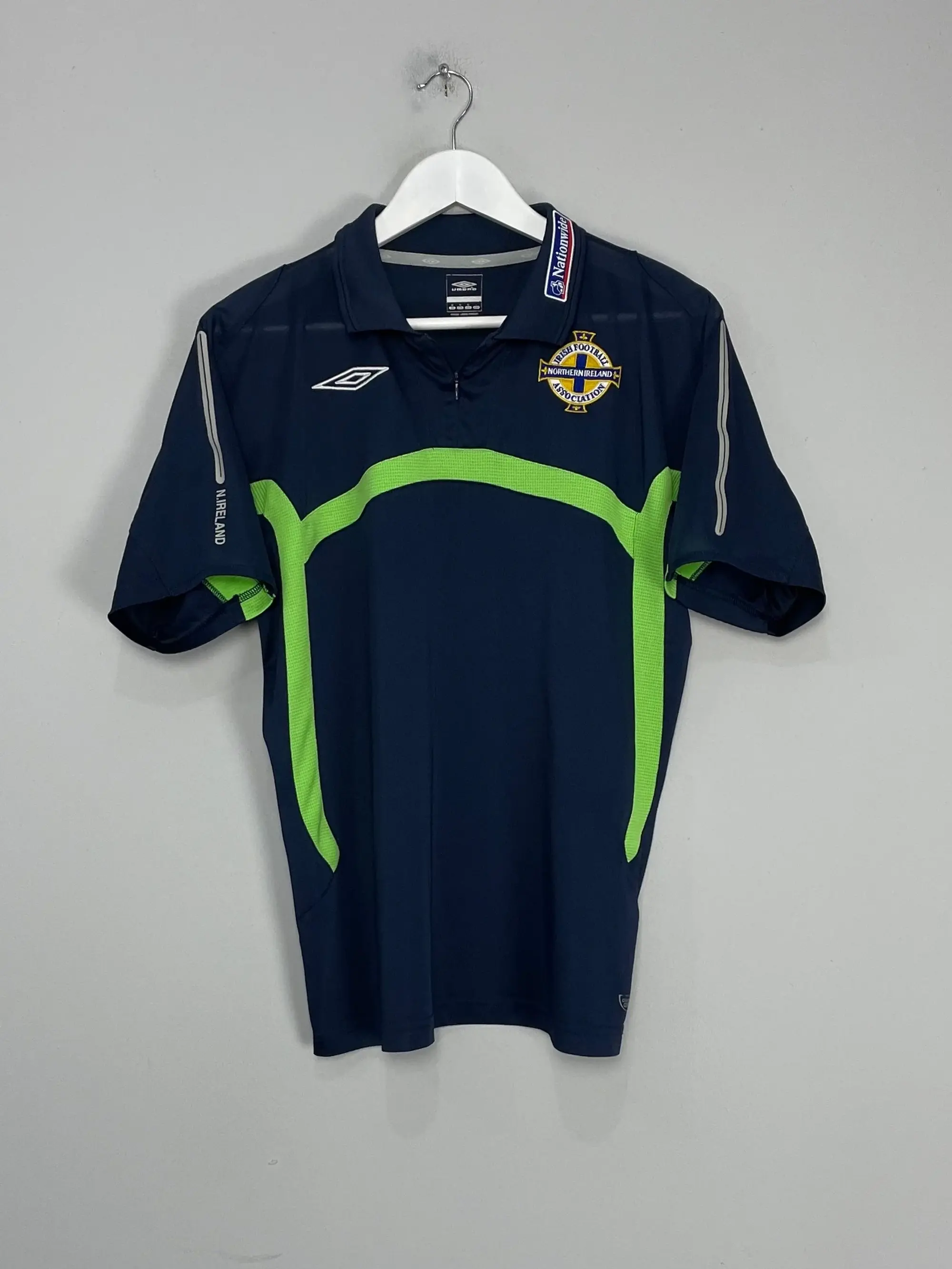 CULT KITS - 2005/06 NORTHERN IRELAND TRAINING SHIRT (M) UMBRO