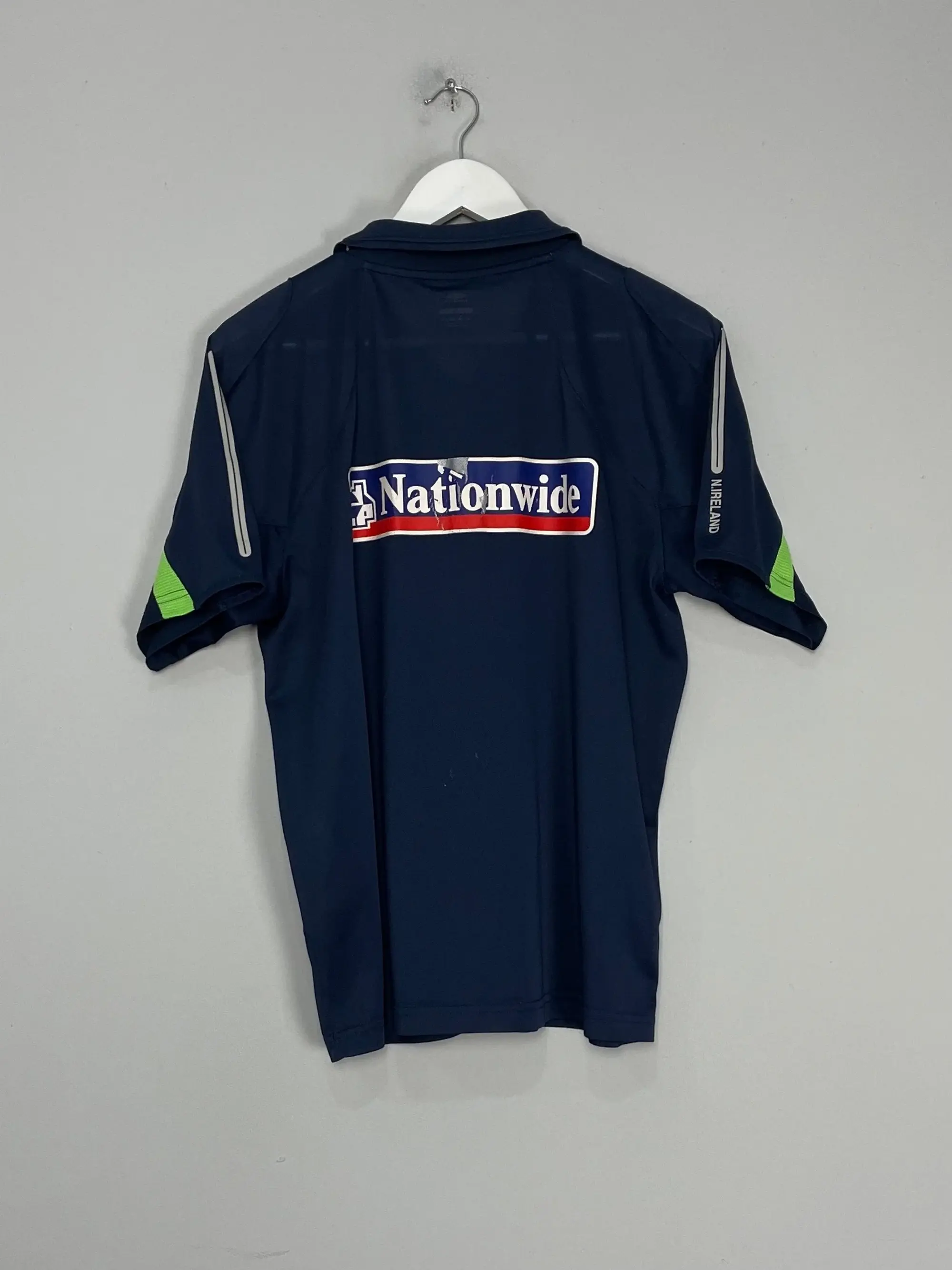 CULT KITS - 2005/06 NORTHERN IRELAND TRAINING SHIRT (M) UMBRO
