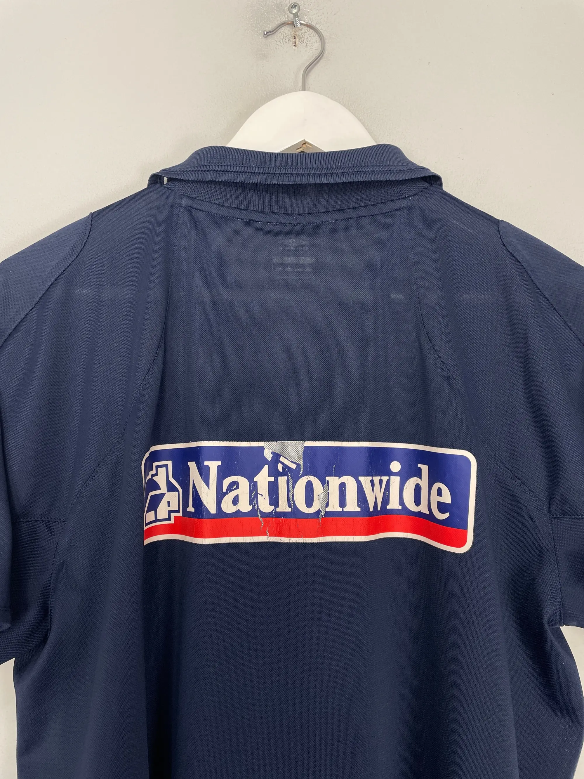 CULT KITS - 2005/06 NORTHERN IRELAND TRAINING SHIRT (M) UMBRO