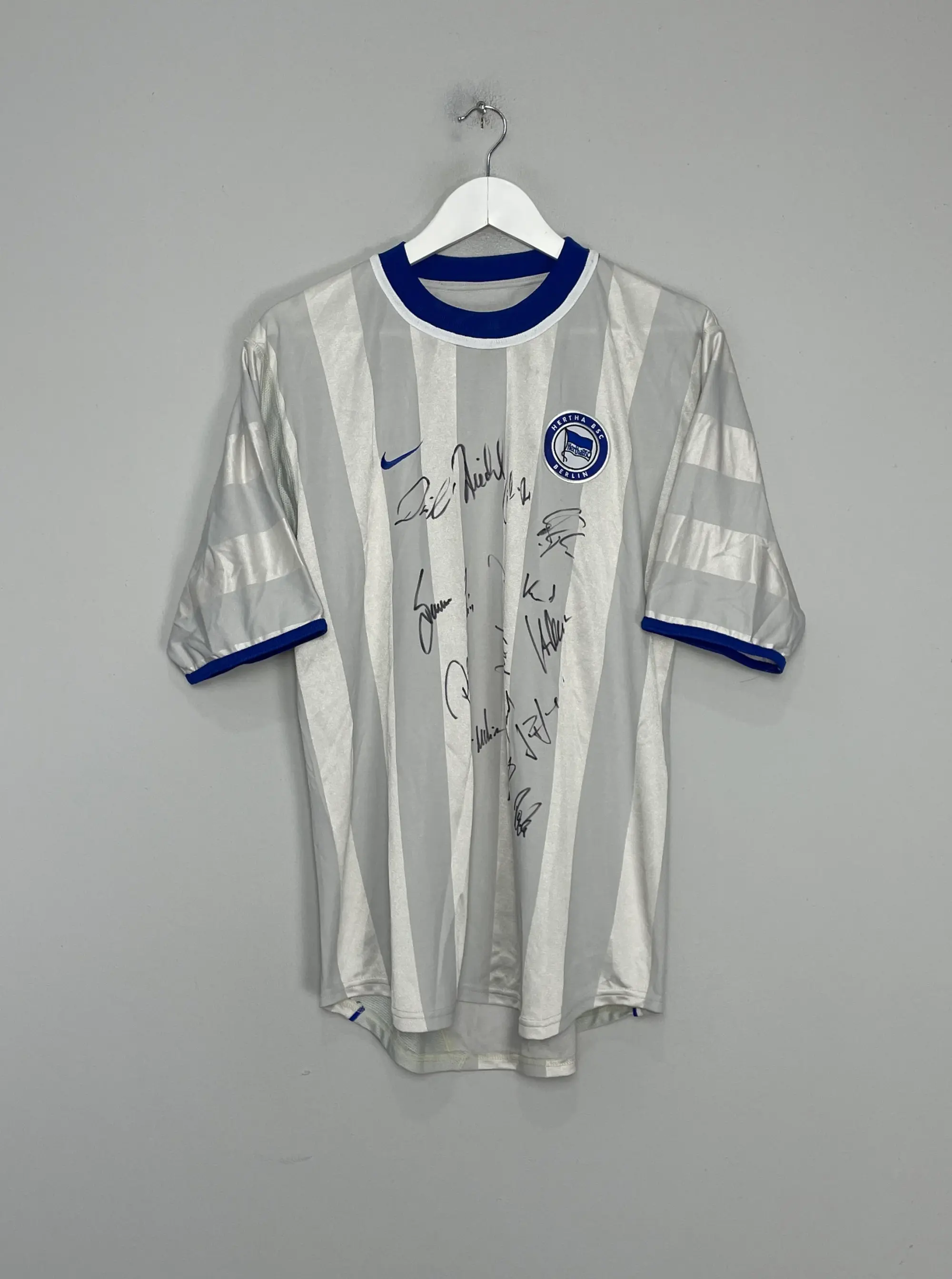 CULT KITS - 2000/01 HERTHA BERLIN *SQUAD SIGNED* AWAY SHIRT (M) NIKE