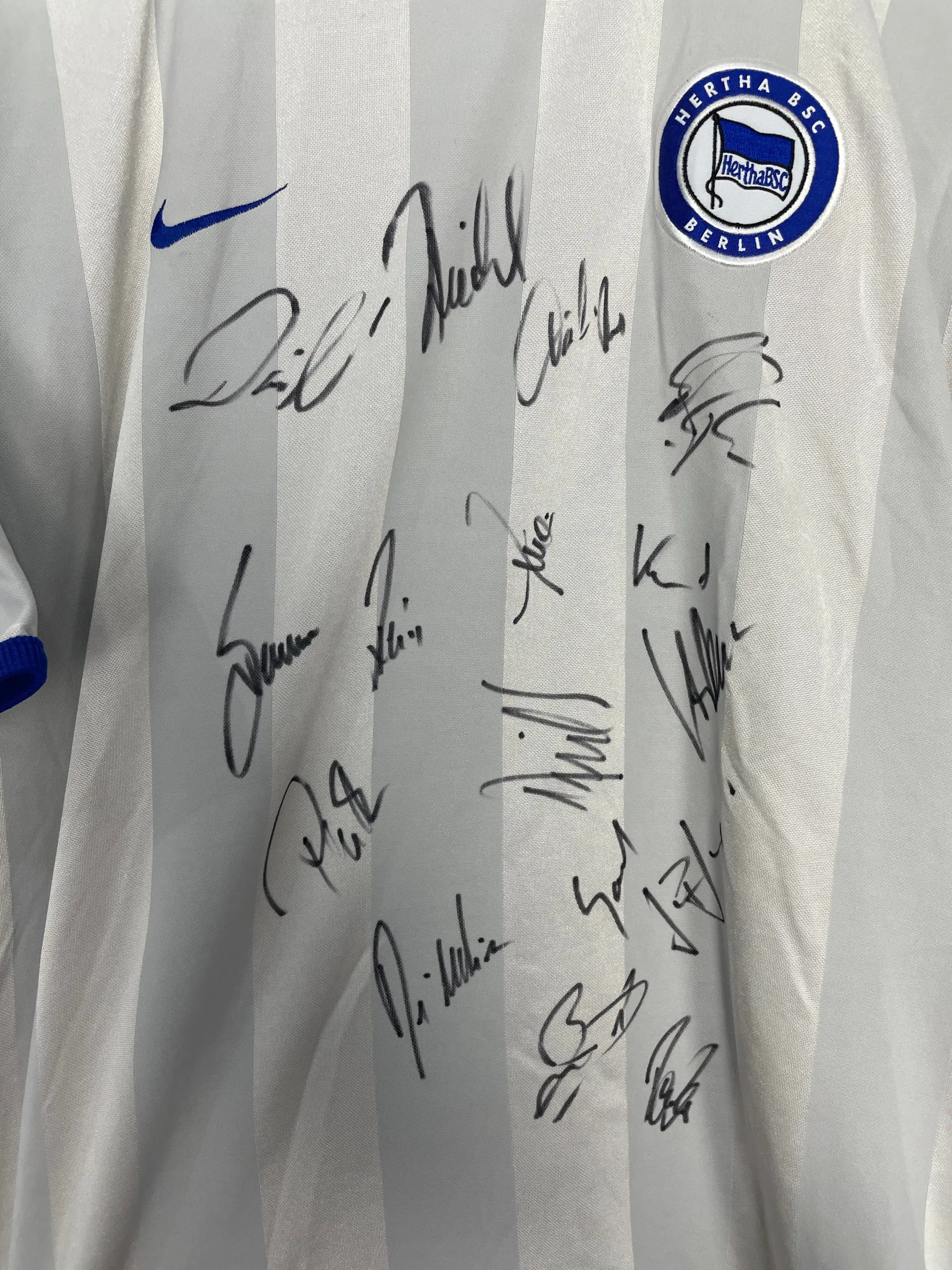 CULT KITS - 2000/01 HERTHA BERLIN *SQUAD SIGNED* AWAY SHIRT (M) NIKE