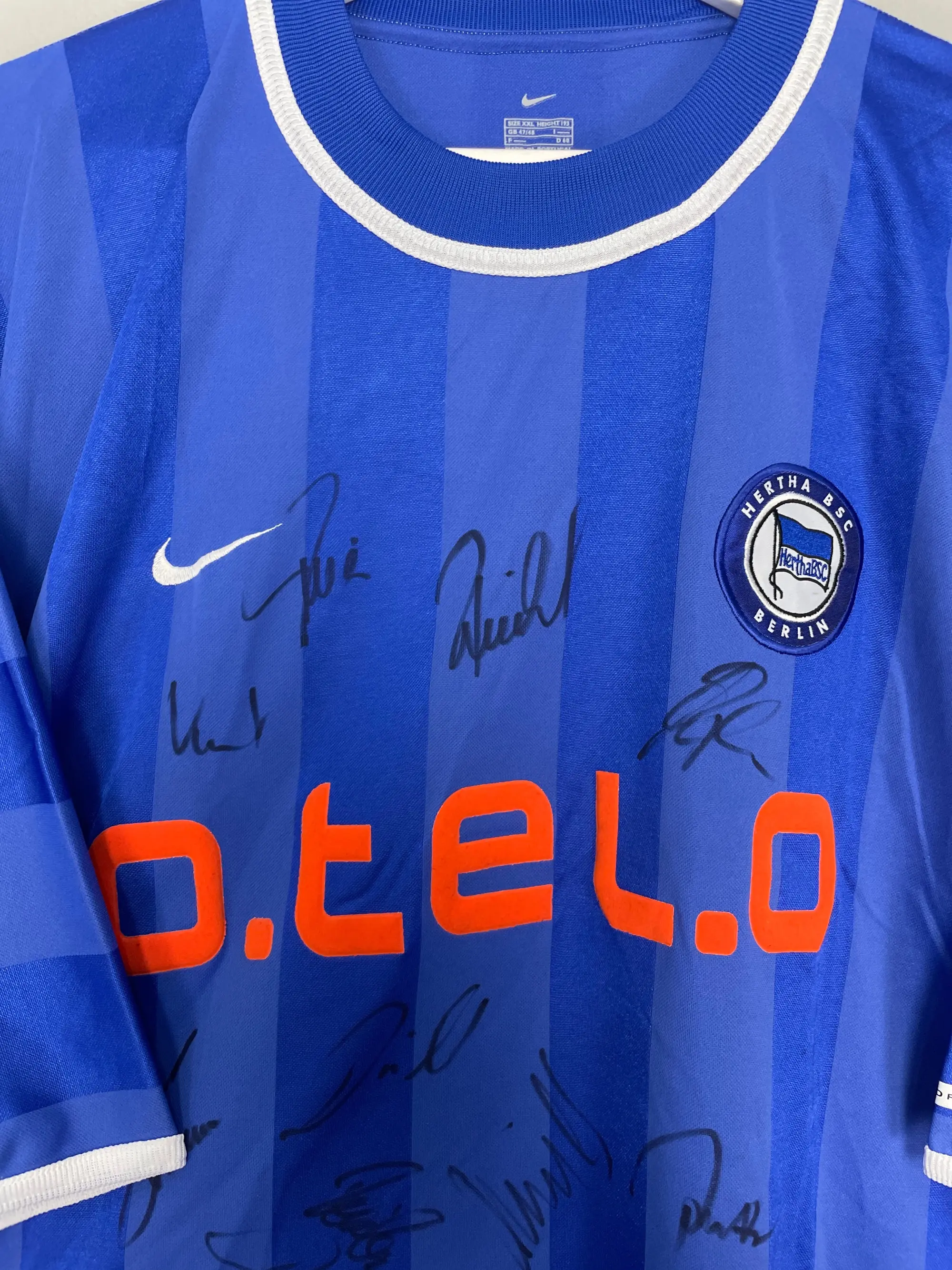 CULT KITS - 2000/01 HERTHA BERLIN *SQUAD SIGNED* BNWT HOME SHIRT (XXL) NIKE