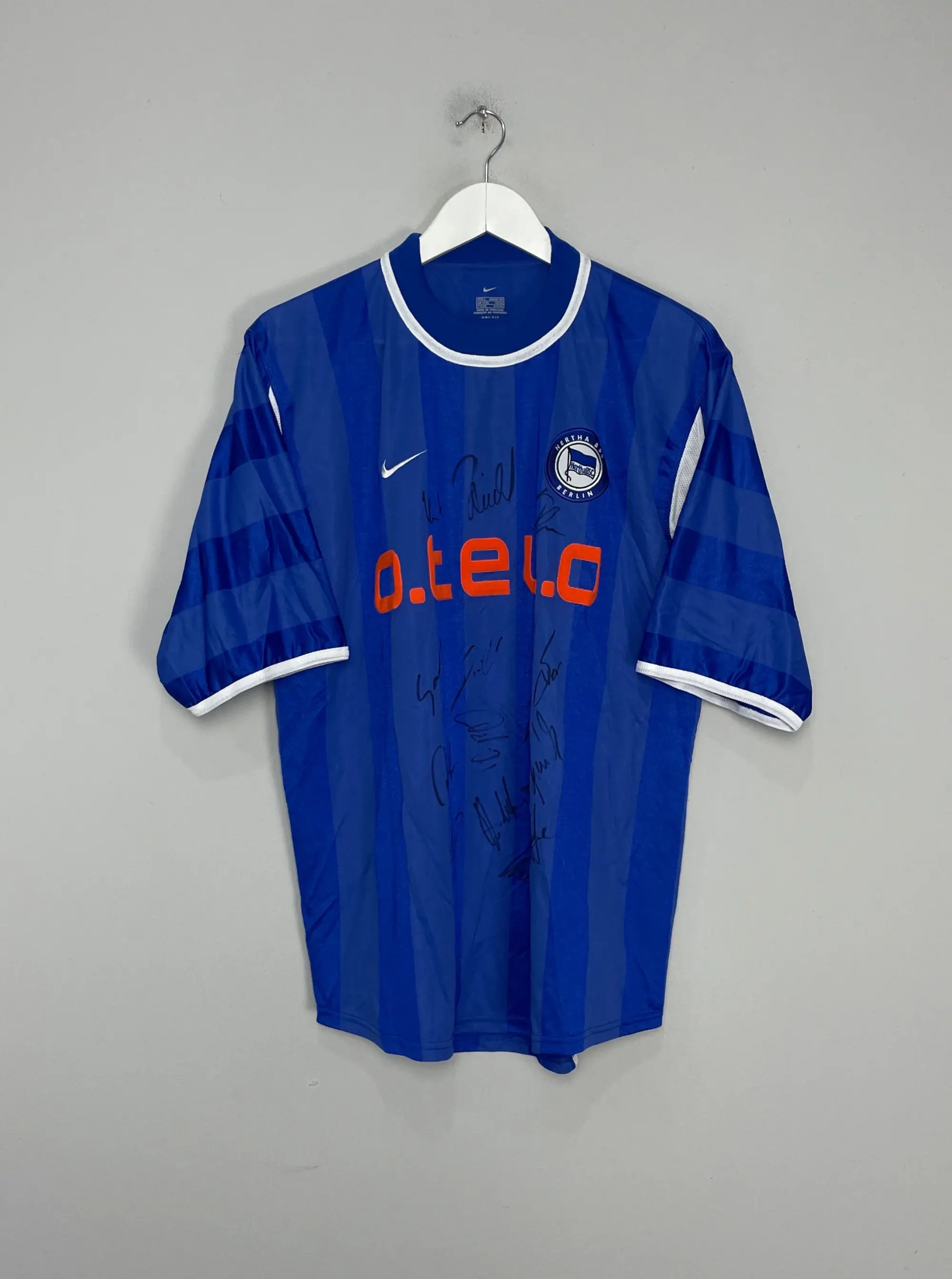 CULT KITS - 2000/01 HERTHA BERLIN *SQUAD SIGNED* HOME SHIRT (L) NIKE