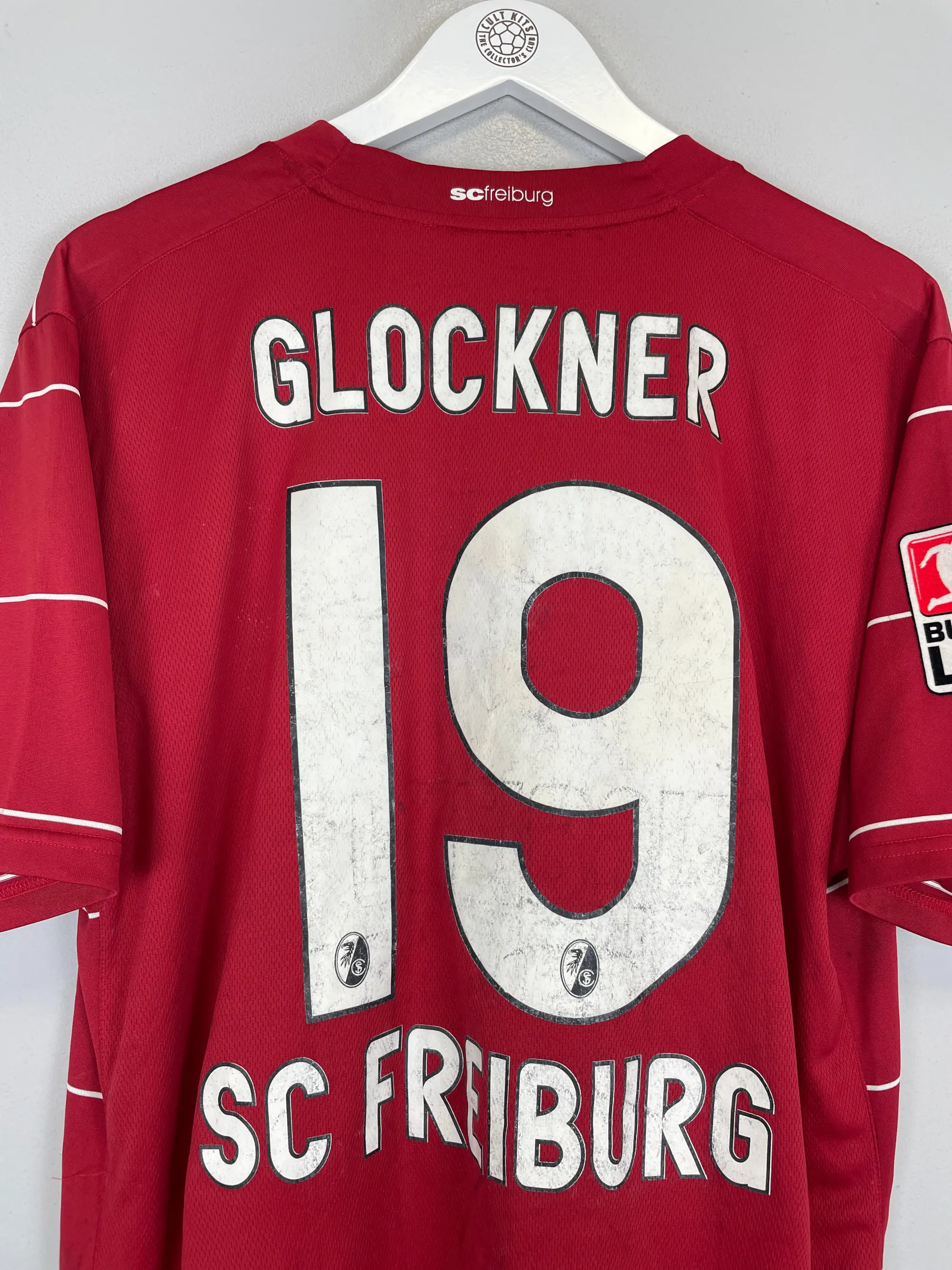 CULT KITS - 2009/10 FREIBURG GLOCKNER #19 *SQUAD SIGNED* HOME SHIRT (L) NIKE