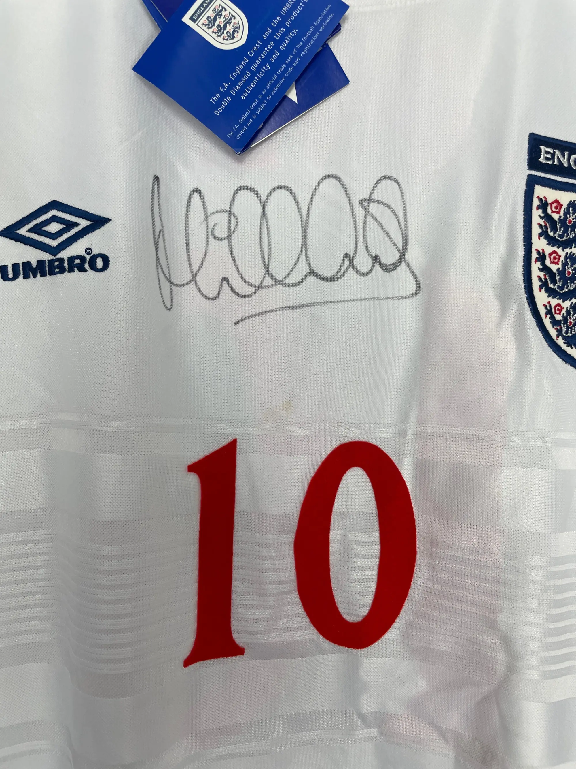 CULT KITS - 1999/01 ENGLAND OWEN #10 *BNWT* SIGNED HOME SHIRT (XL) UMBRO