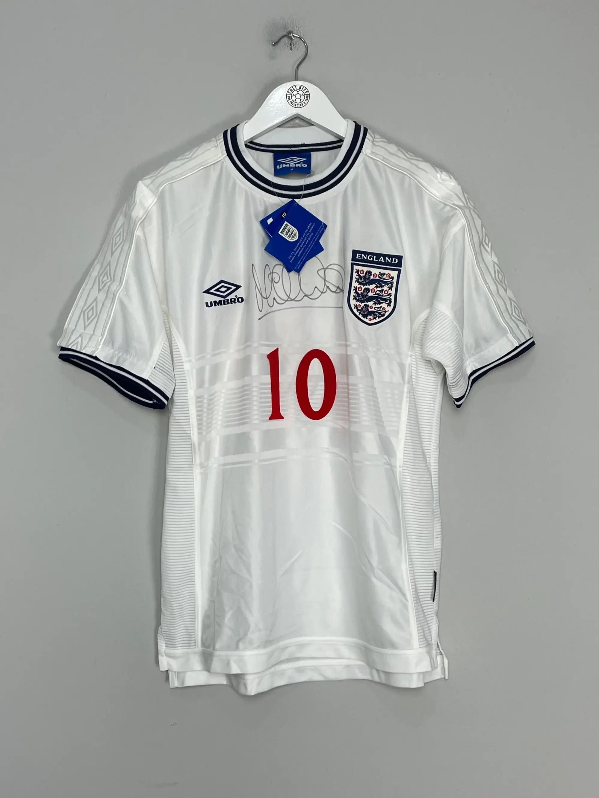 CULT KITS - 1999/00 ENGLAND OWEN #10 *SIGNED* BNWT HOME SHIRT (M) UMBRO