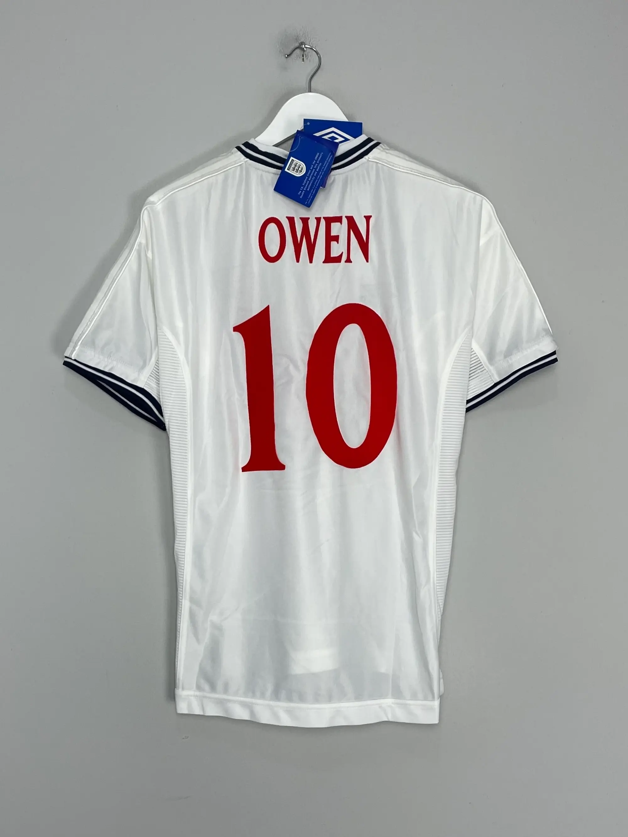 CULT KITS - 1999/00 ENGLAND OWEN #10 *SIGNED* BNWT HOME SHIRT (M) UMBRO