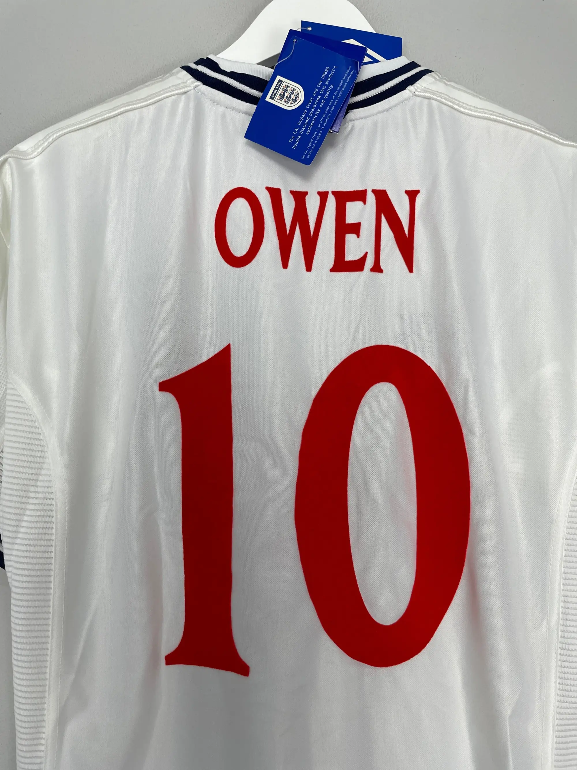 CULT KITS - 1999/00 ENGLAND OWEN #10 *SIGNED* BNWT HOME SHIRT (M) UMBRO
