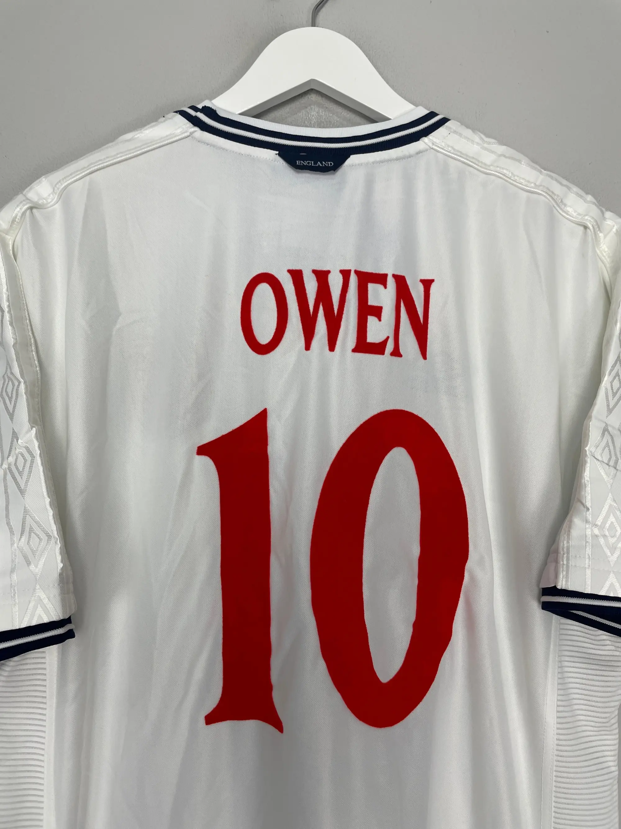 CULT KITS - 1999/01 ENGLAND OWEN #10 *BNWT* SIGNED HOME SHIRT (XXL) UMBRO
