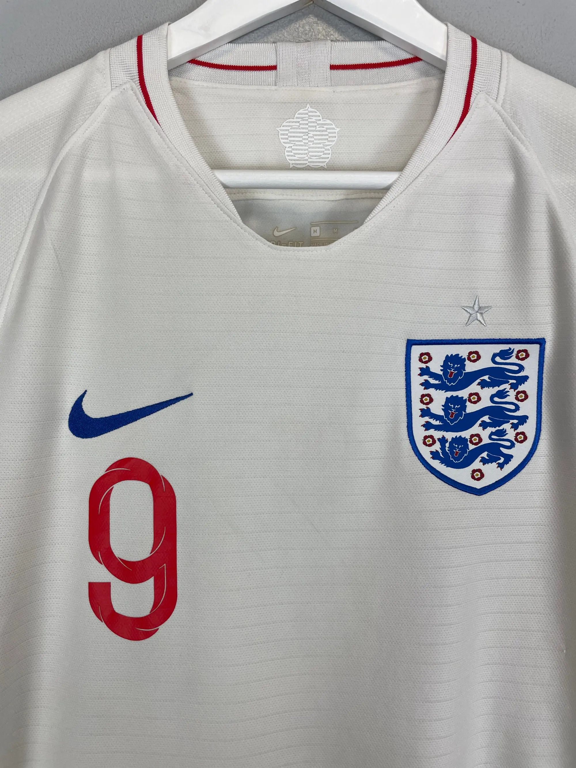 CULT KITS - 2018 ENGLAND KANE #9 HOME SHIRT (M) NIKE