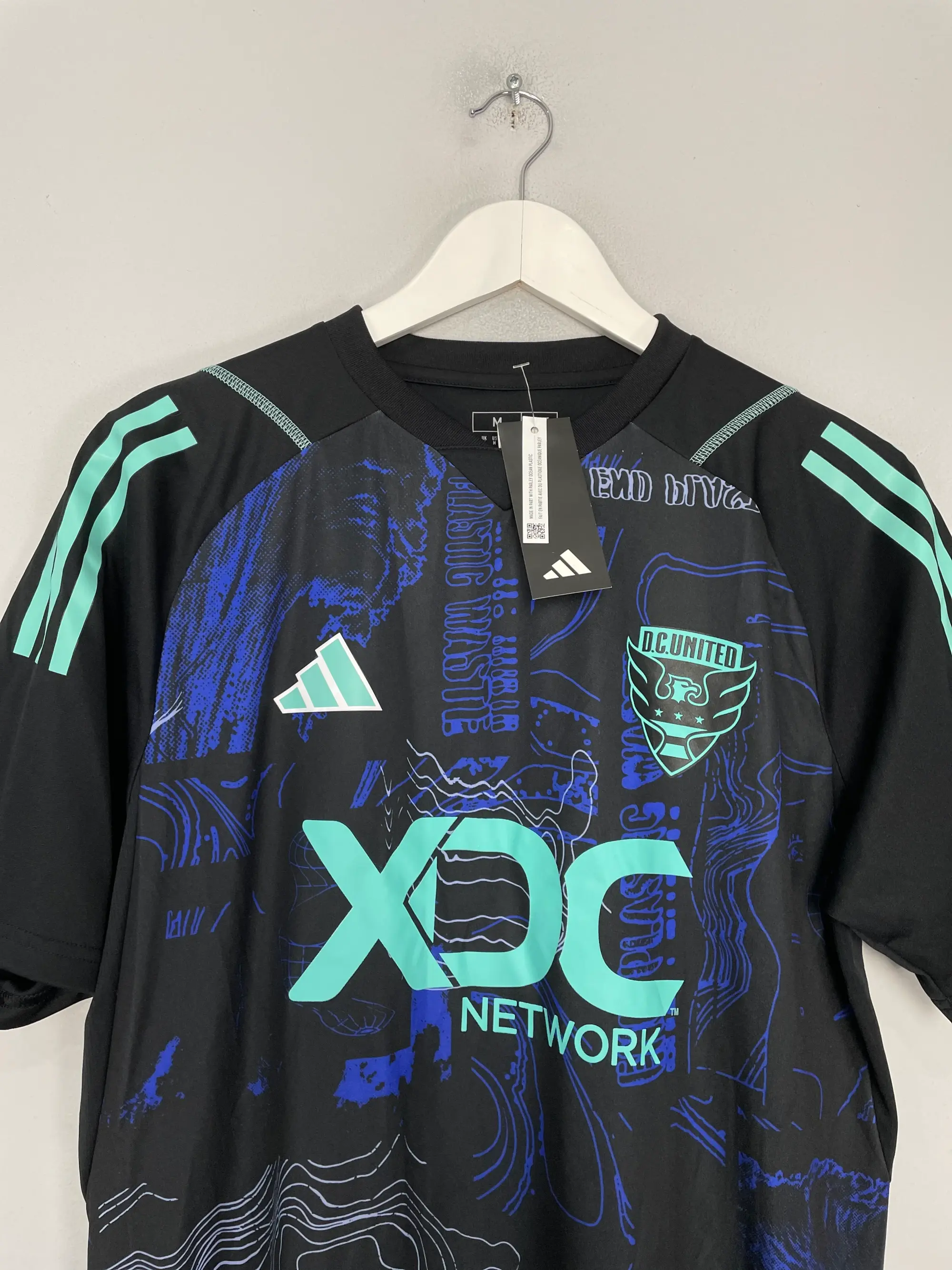 CULT KITS - 2023 DC UNITED *BNWT* ONE PLANET SHIRT (M) ADIDAS