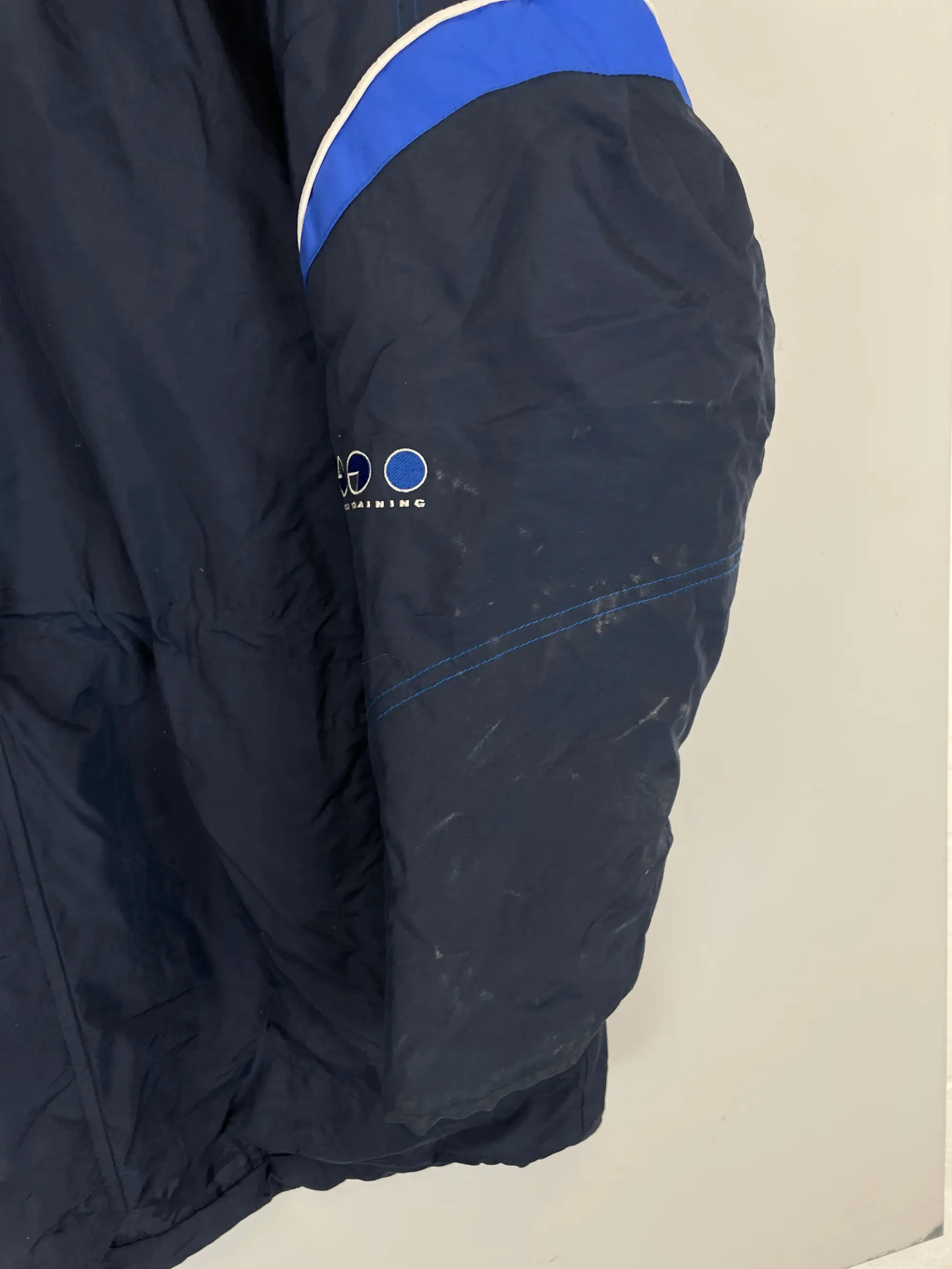 CULT KITS - 2001/02 CHELSEA BENCH COAT (L) UMBRO