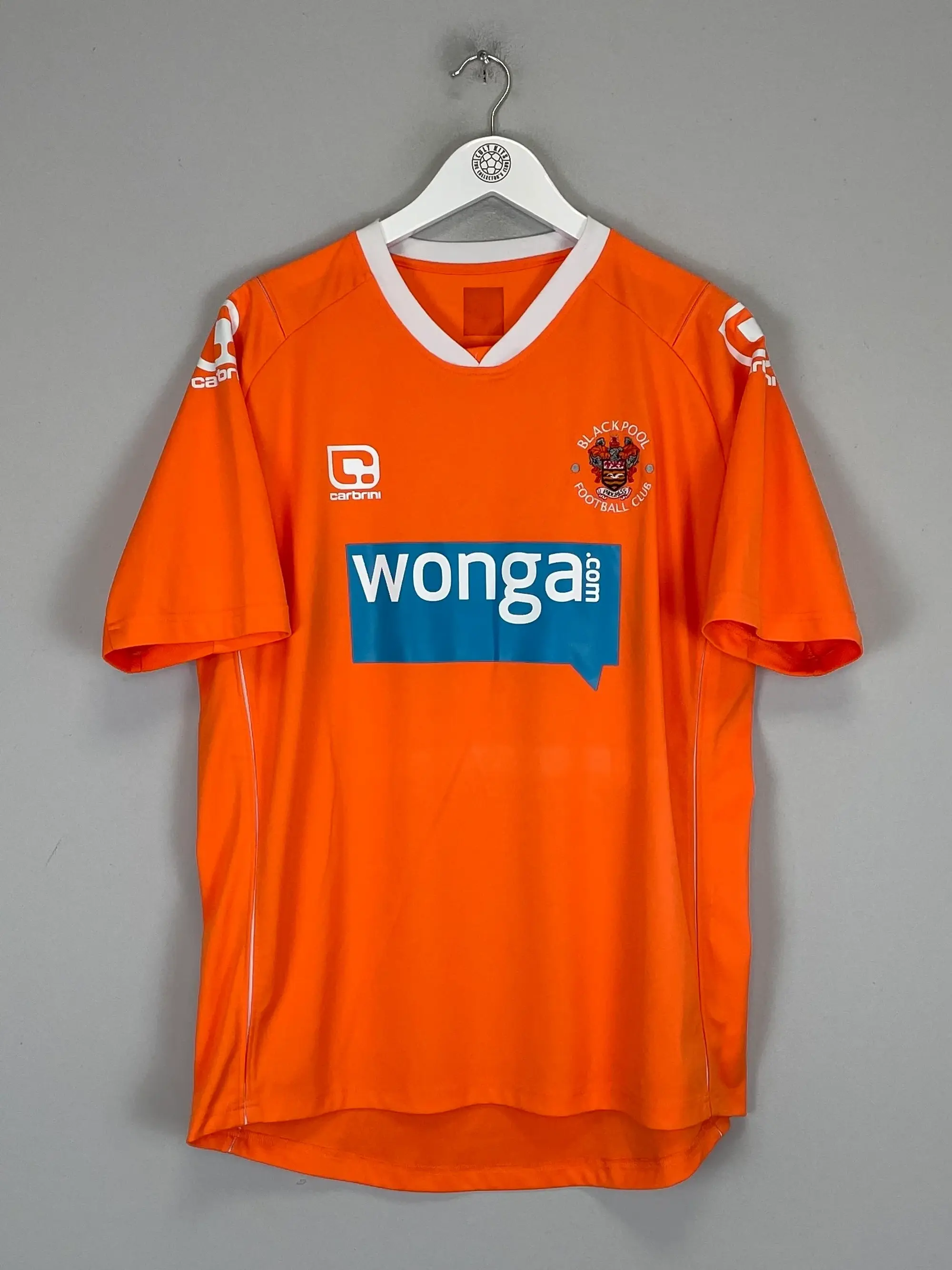 CULT KITS - 2010/11 BLACKPOOL ADAM #26 HOME SHIRT (M) CARBRINI