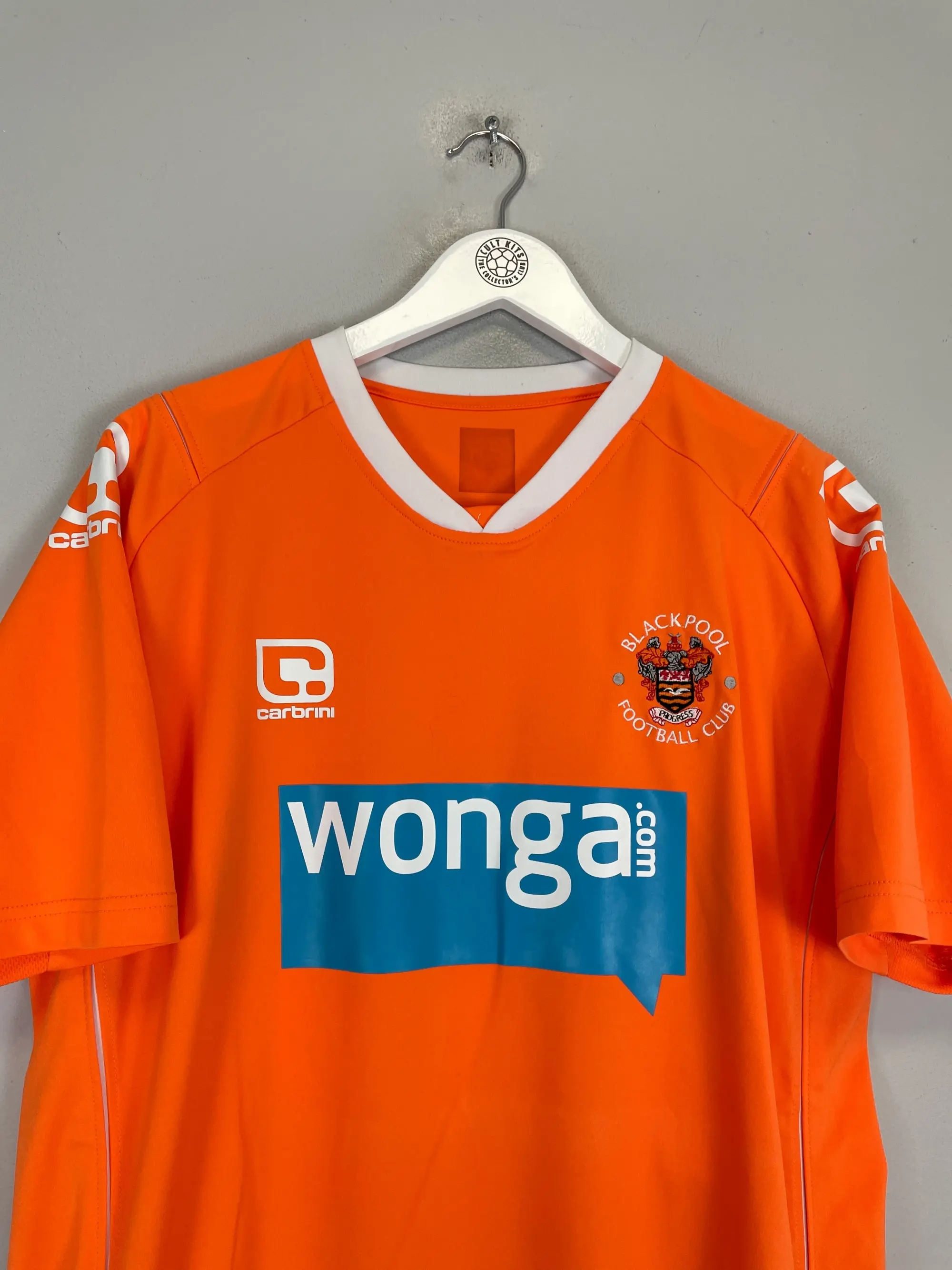 CULT KITS - 2010/11 BLACKPOOL ADAM #26 HOME SHIRT (M) CARBRINI