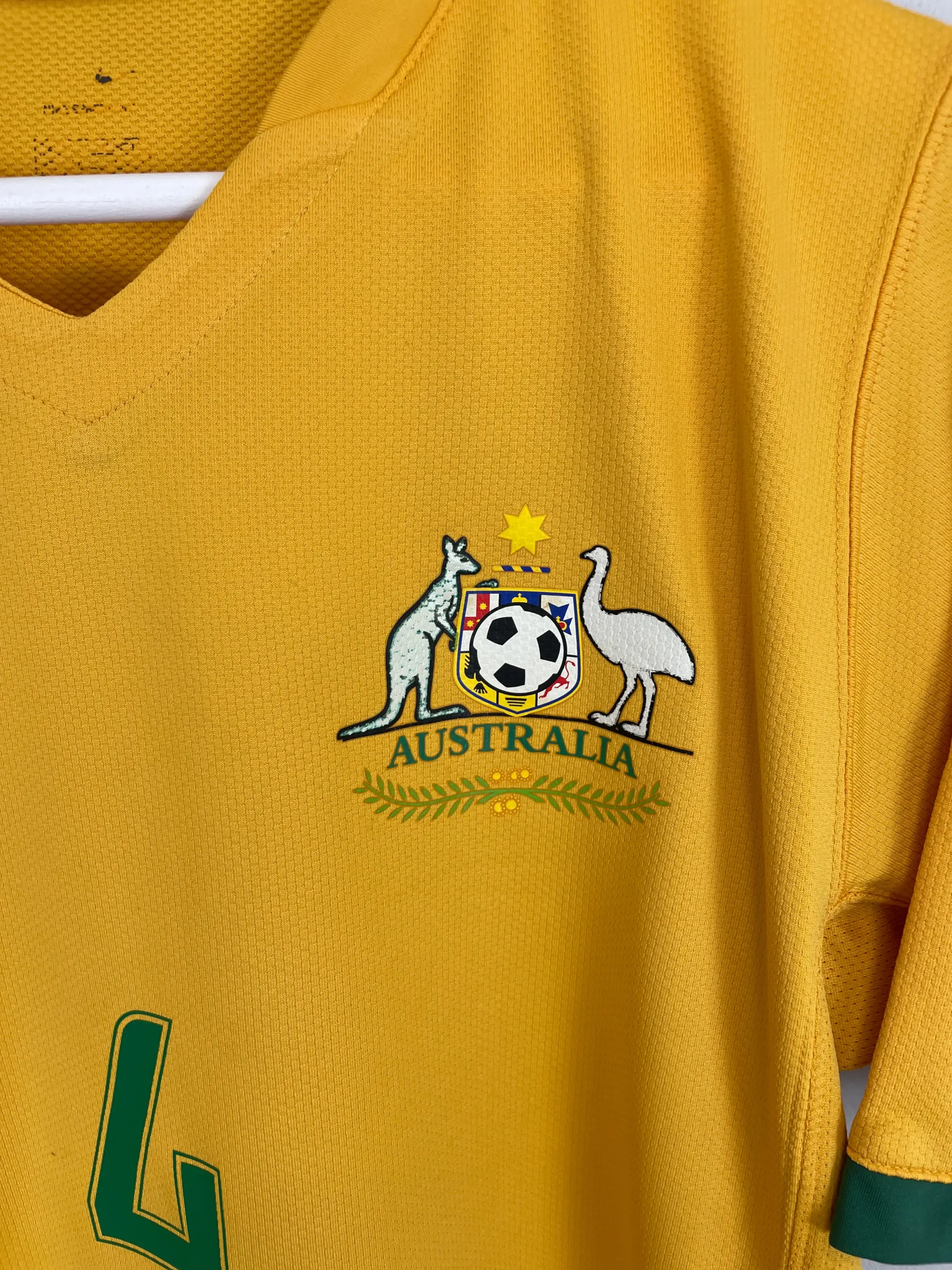 CULT KITS - 2006/08 AUSTRALIA CAHILL #4 HOME SHIRT (S) NIKE