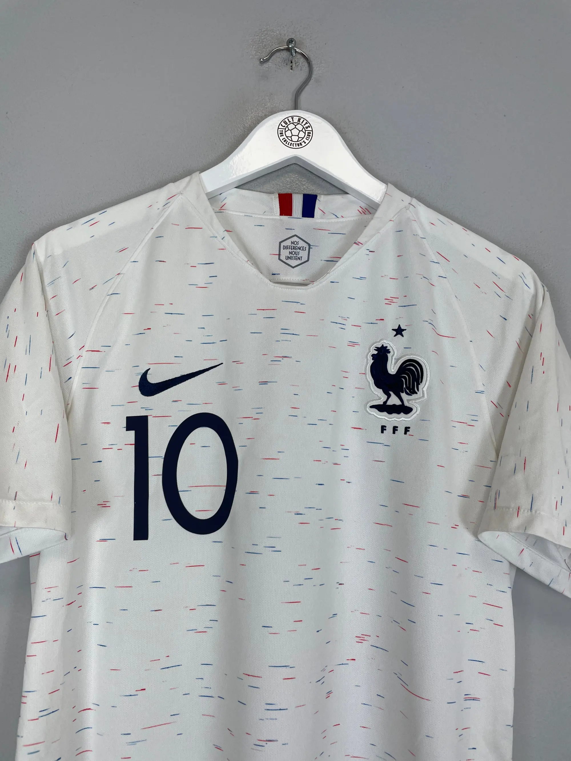 CULT KITS - 2018/19 FRANCE MBAPPE #10 AWAY SHIRT (M) NIKE