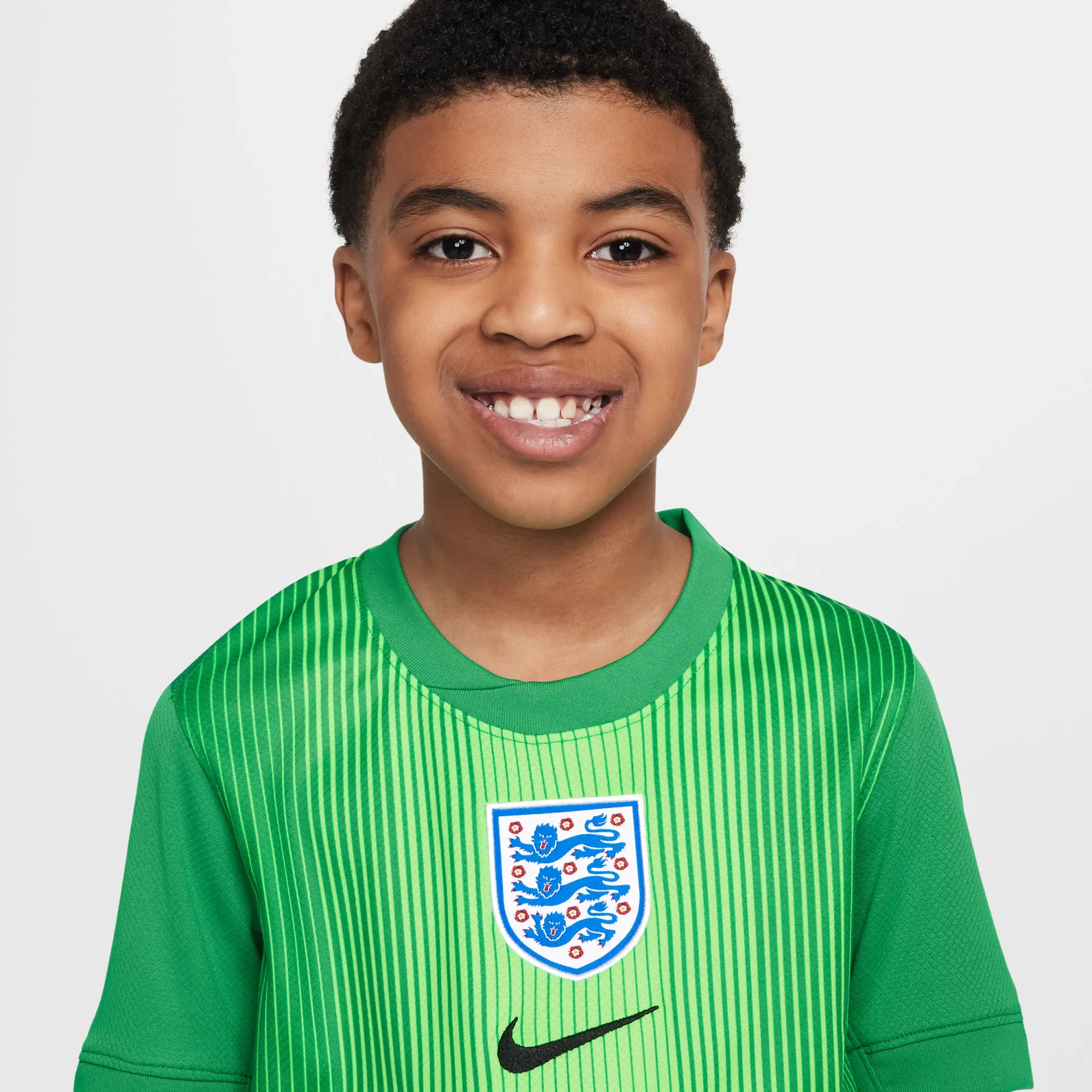 England 2025/26 Stadium Goalkeeper Older Kids' Nike Dri-FIT Football Replica Short-Sleeve Shirt - Green - Sustainable Materials