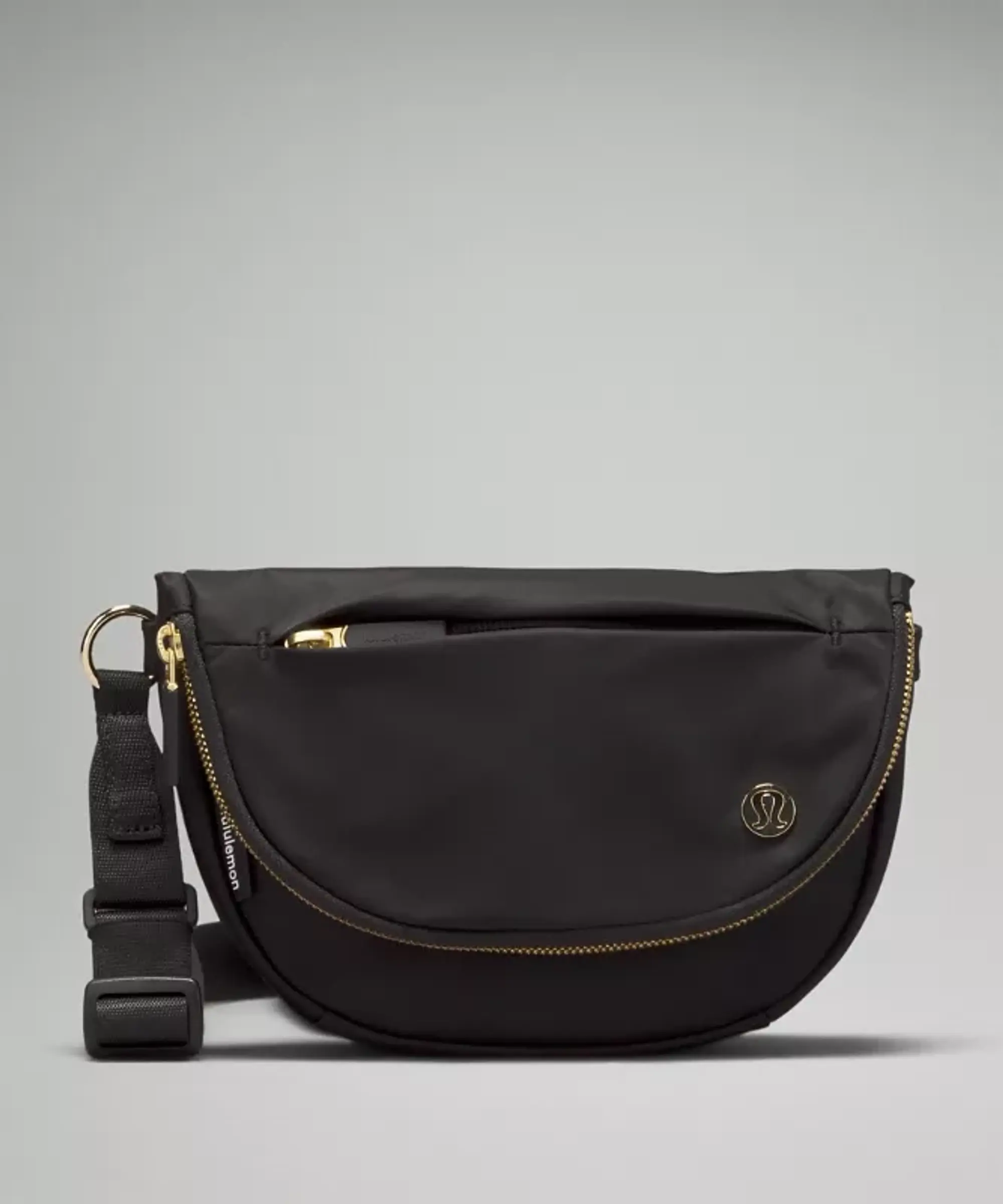 lululemon – All Night Festival Bag Micro 2L – Color Black/Gold