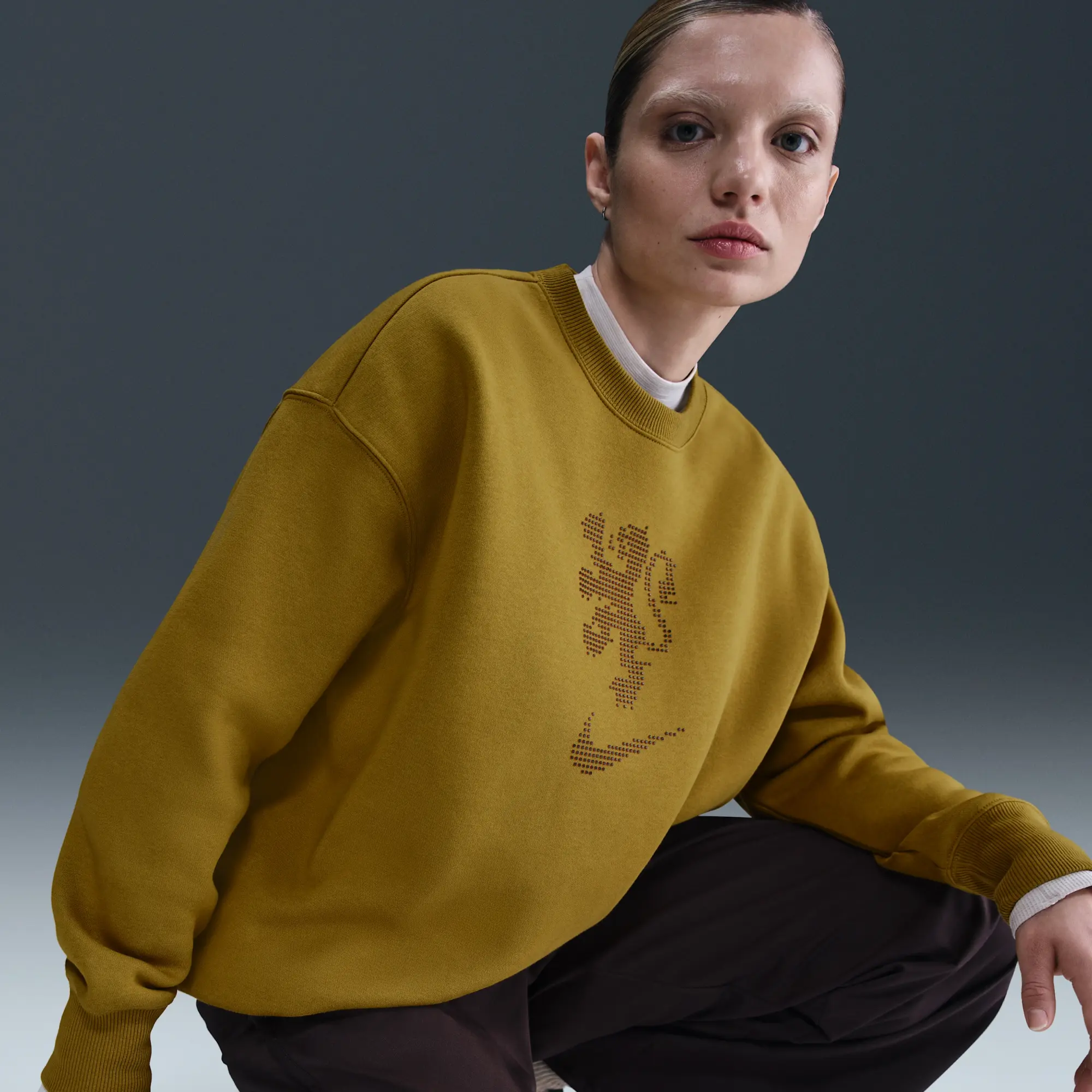 Netherlands Phoenix Fleece Women's Nike Football Oversized Crew-Neck Sweatshirt - Brown - Fleece > Phoenix Fleece