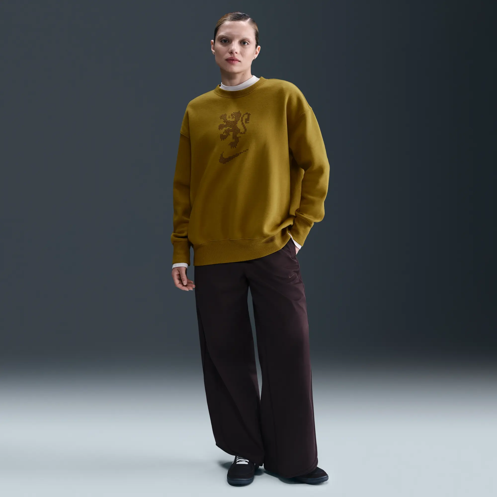 Netherlands Phoenix Fleece Women's Nike Football Oversized Crew-Neck Sweatshirt - Brown - Fleece > Phoenix Fleece