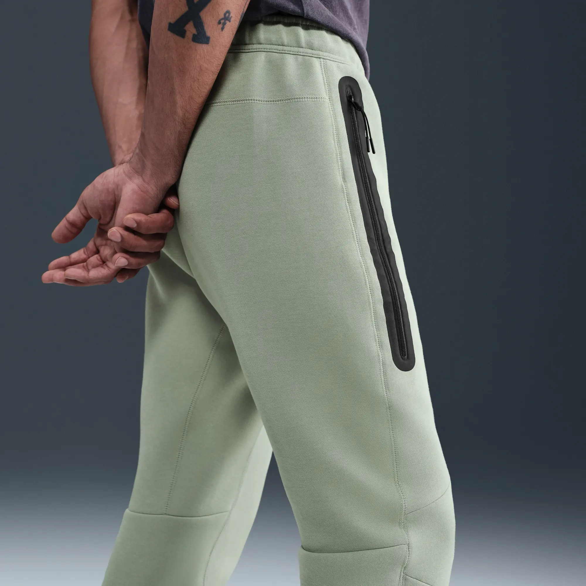Chelsea F.C. Tech Men's Nike Football Fleece Joggers - Green - Sustainable Materials