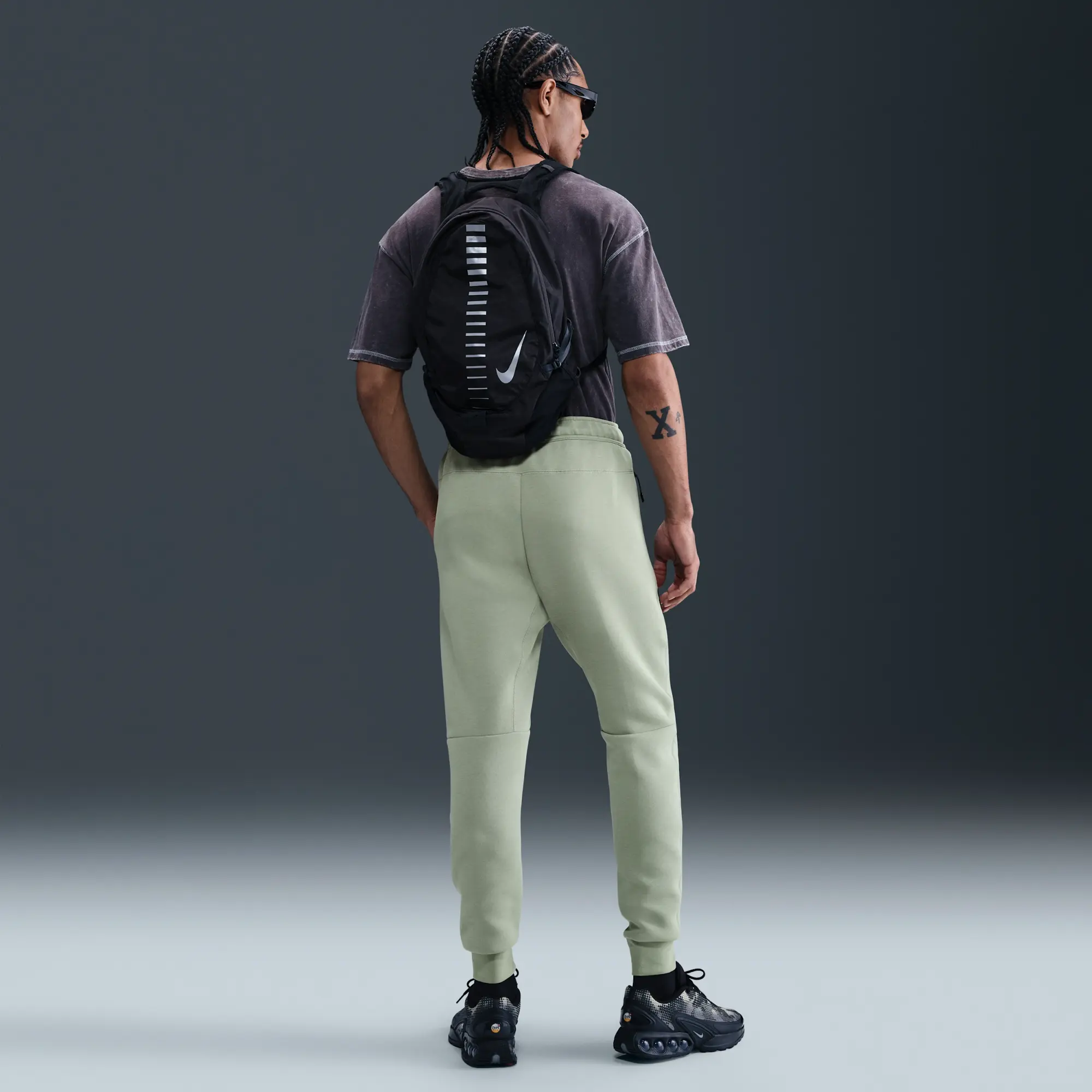 Chelsea F.C. Tech Men's Nike Football Fleece Joggers - Green - Sustainable Materials